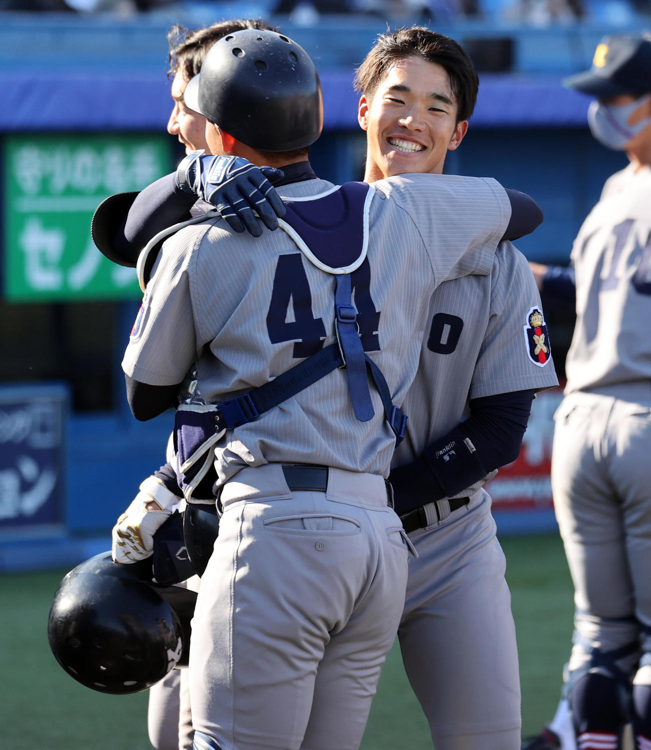 神奈川大対慶大　9回裏慶大1死三塁、下山（右）は右越えサヨナラ2点本塁打を放ちナインと抱き合う（撮影・浅見桂子）
