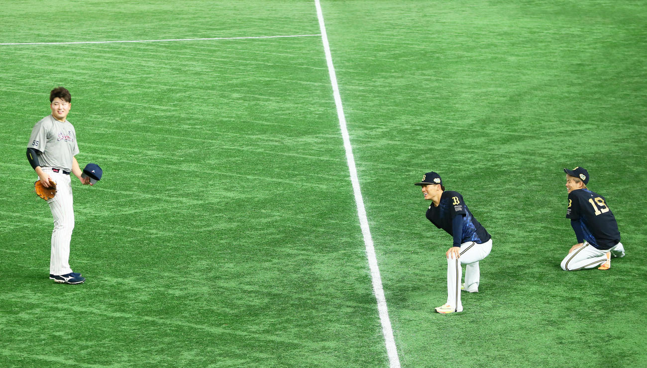試合前、談笑する、左からヤクルト村上、オリックス山本、山岡（撮影・足立雅史）