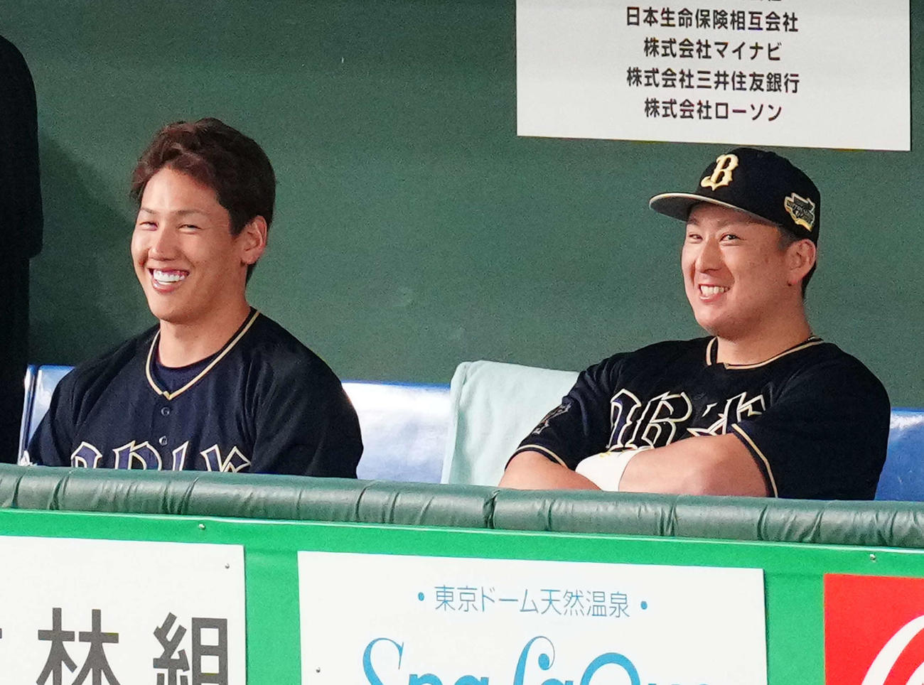 ヤクルト対オリックス　試合前、つば九郎のフリップ芸で笑顔を見せるオリックス吉田正（左）と杉本（撮影・江口和貴）