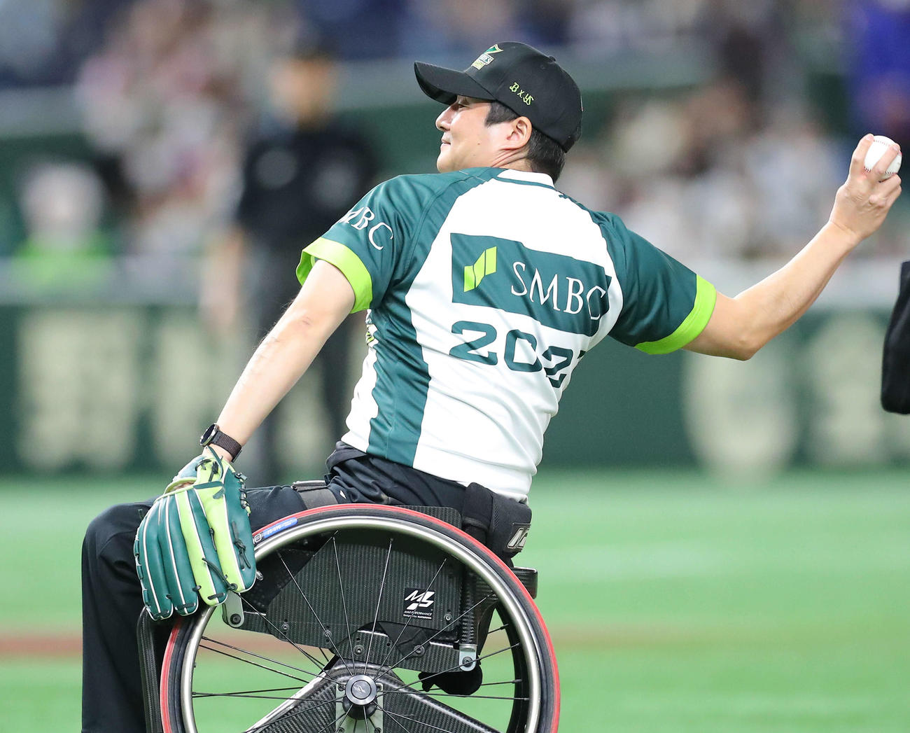 ヤクルト対オリックス　試合前、始球式の臨むパラバドミントンの村山（撮影・河田真司）