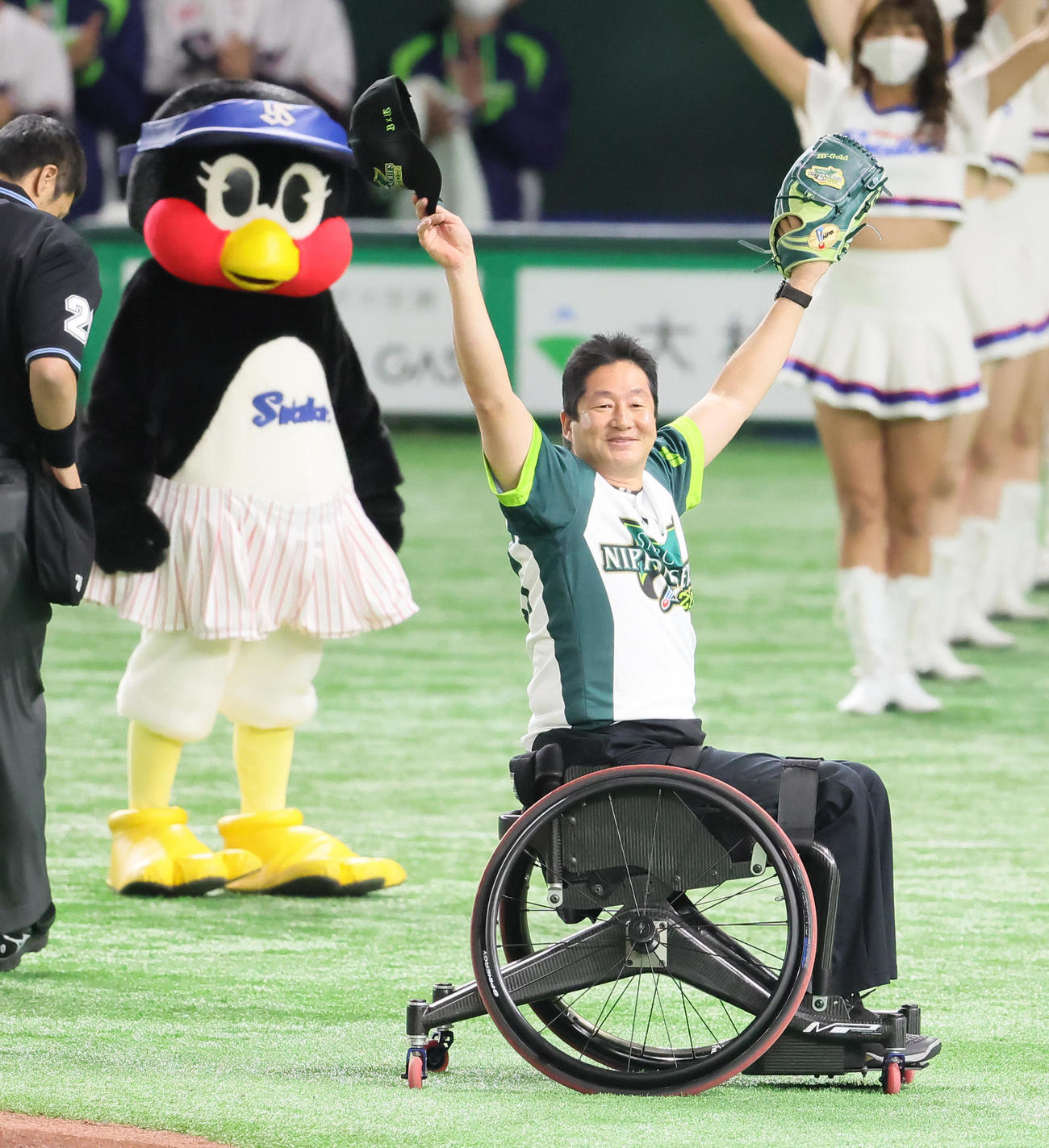 ヤクルト対オリックス　始球式を務めたパラバドミントンの村山（撮影・足立雅史）