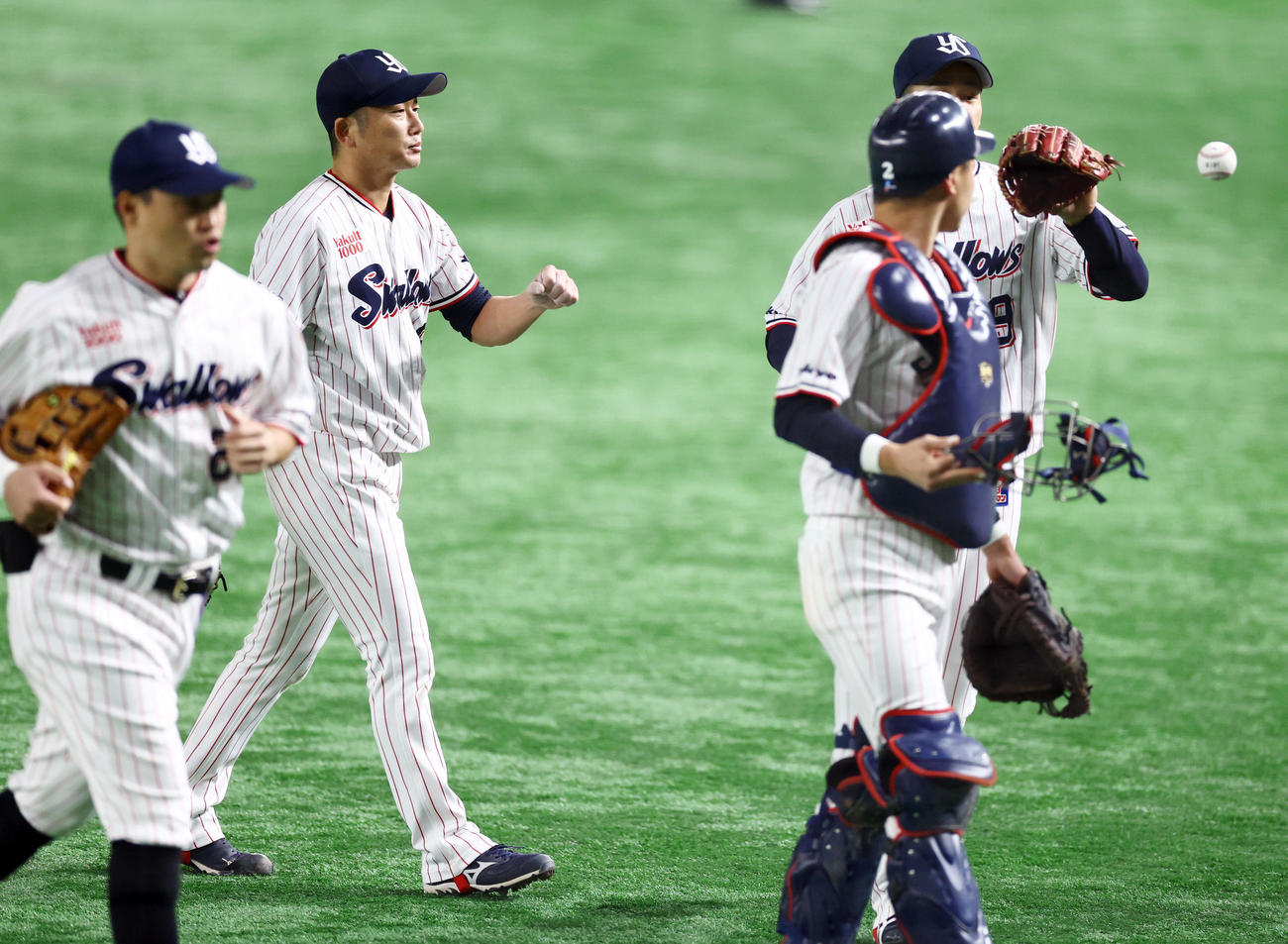 ヤクルト対オリックス　1回表オリックスの攻撃を無失点に抑えナインの出迎えを受けるヤクルト先発の石川（左から2人目）（撮影・垰建太）