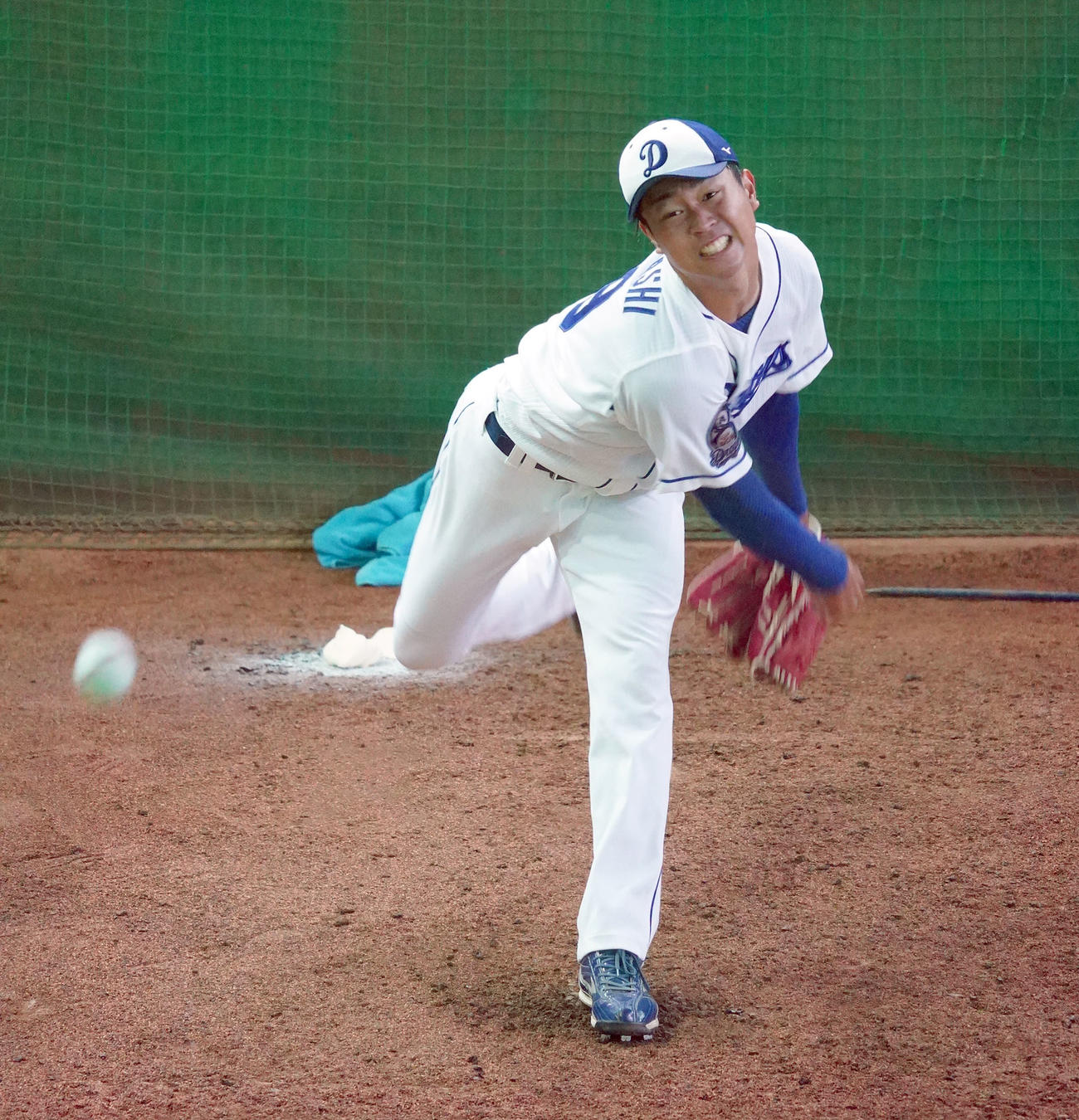 中日秋季キャンプ　1時間、ブルペンでの投球練習に挑み力投する高橋宏（撮影・森本幸一）