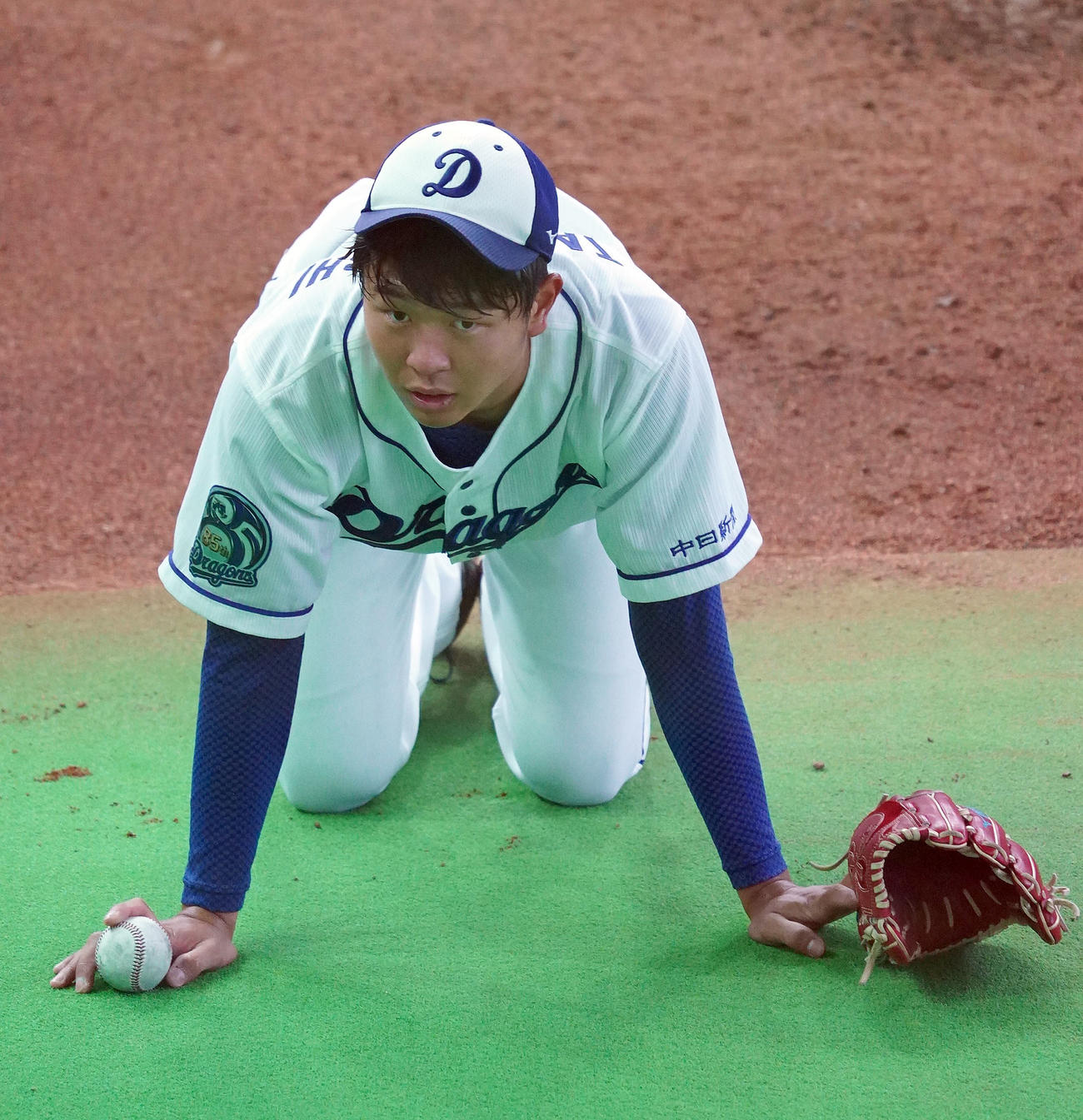 中日秋季キャンプ　1時間、ブルペンでの投球練習に挑み246球を投げへたり込む高橋宏（撮影・森本幸一）