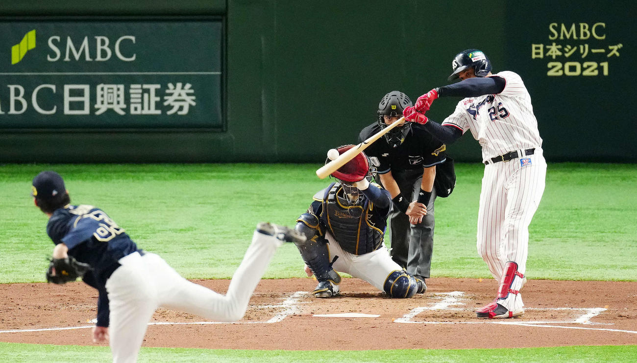 ヤクルト対オリックス　2回裏ヤクルト無死、右越えに先制ソロ本塁打を放つサンタナ。投手山崎颯（撮影・江口和貴）