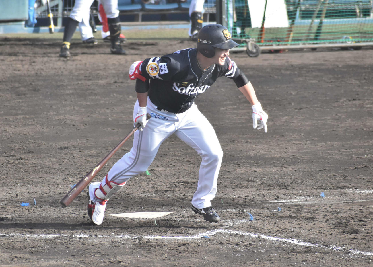 シート打撃で甲斐野にバットの根元を折られて苦笑いを浮かべるソフトバンク栗原（撮影・只松憲）