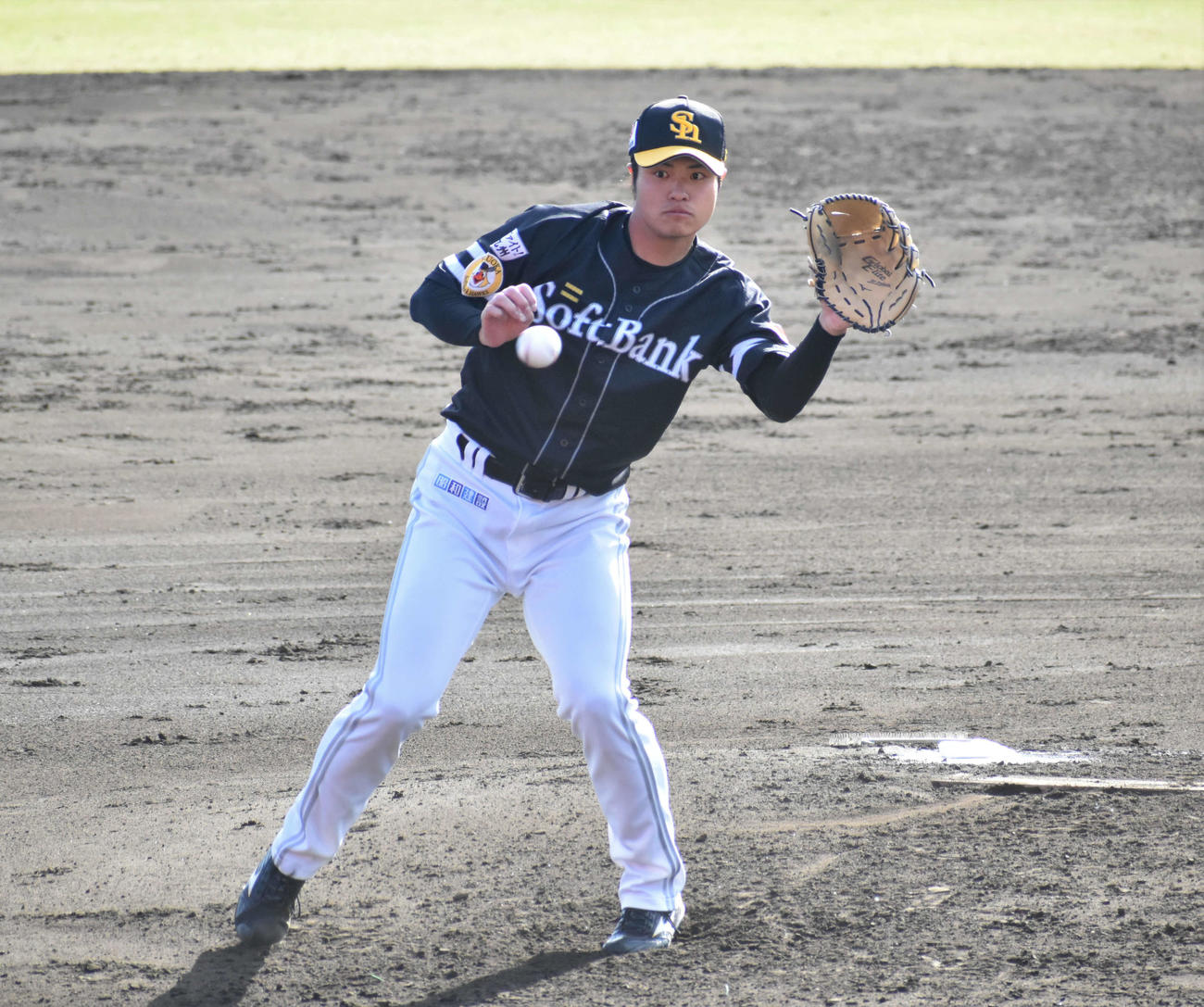 シート打撃で栗原の投ゴロを処理するソフトバンク甲斐野（撮影・只松憲）