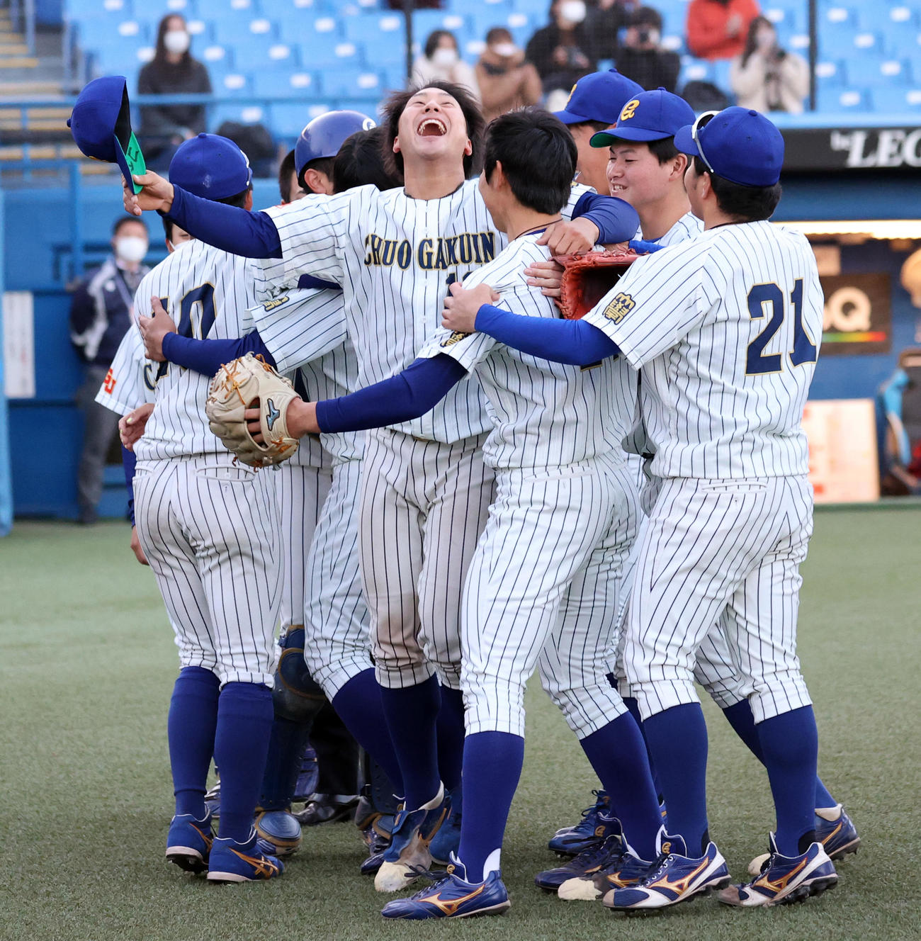 国学院大対中央学院大　決勝進出を決め、雄たけびを上げて喜ぶ古田島（中央）ら中央学院大ナイン（撮影・浅見桂子）
