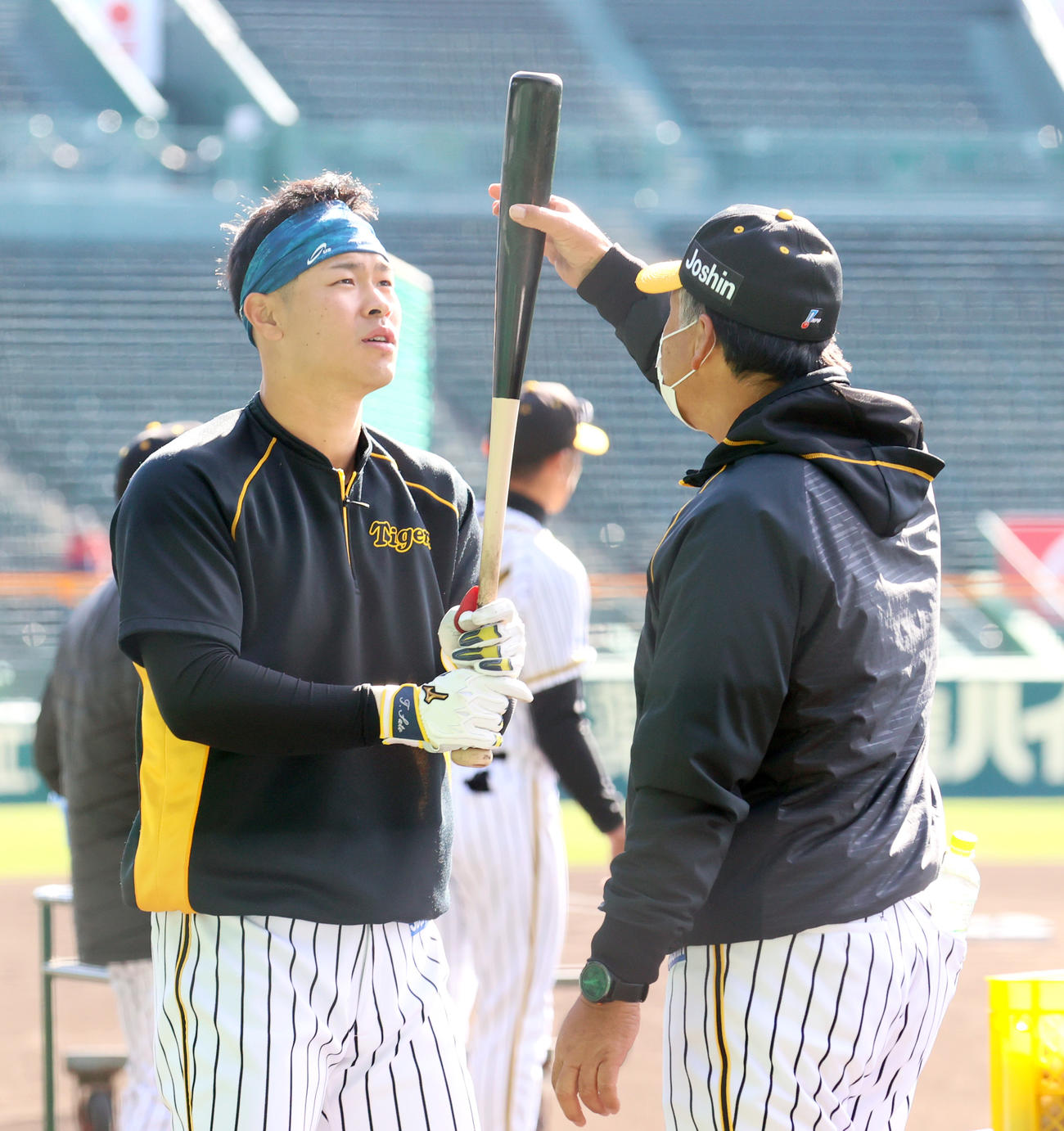 藤井康雄1、2軍巡回打撃コーチ（右）の指導受ける佐藤輝明（撮影・上山淳一）