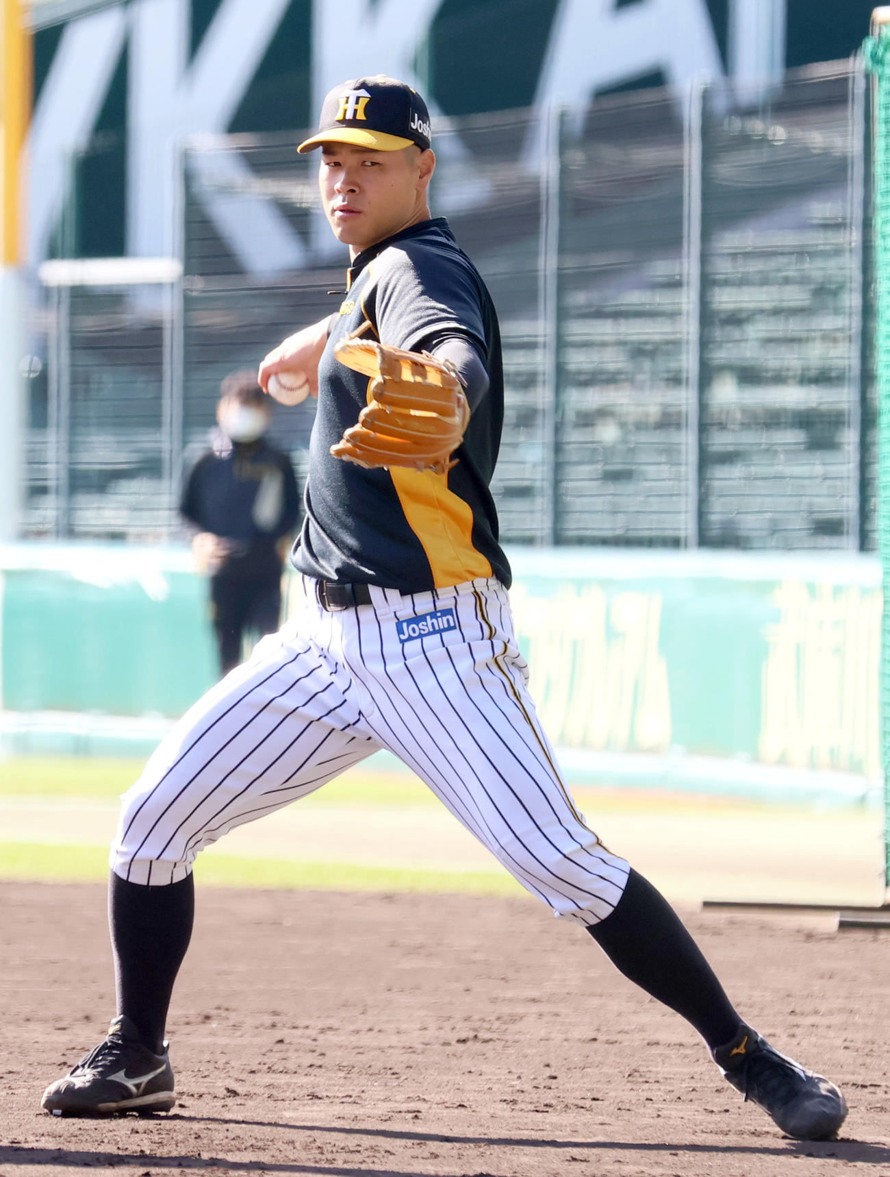 ベンチ前でキャッチボールする佐藤輝明（撮影・上山淳一）