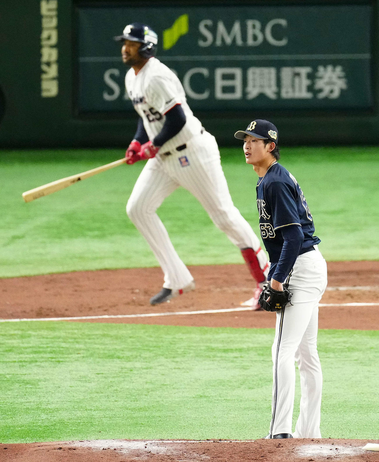 ヤクルト対オリックス　2回裏ヤクルト無死、サンタナ（左）に先制ソロ本塁打を浴びる山崎颯（撮影・江口和貴）