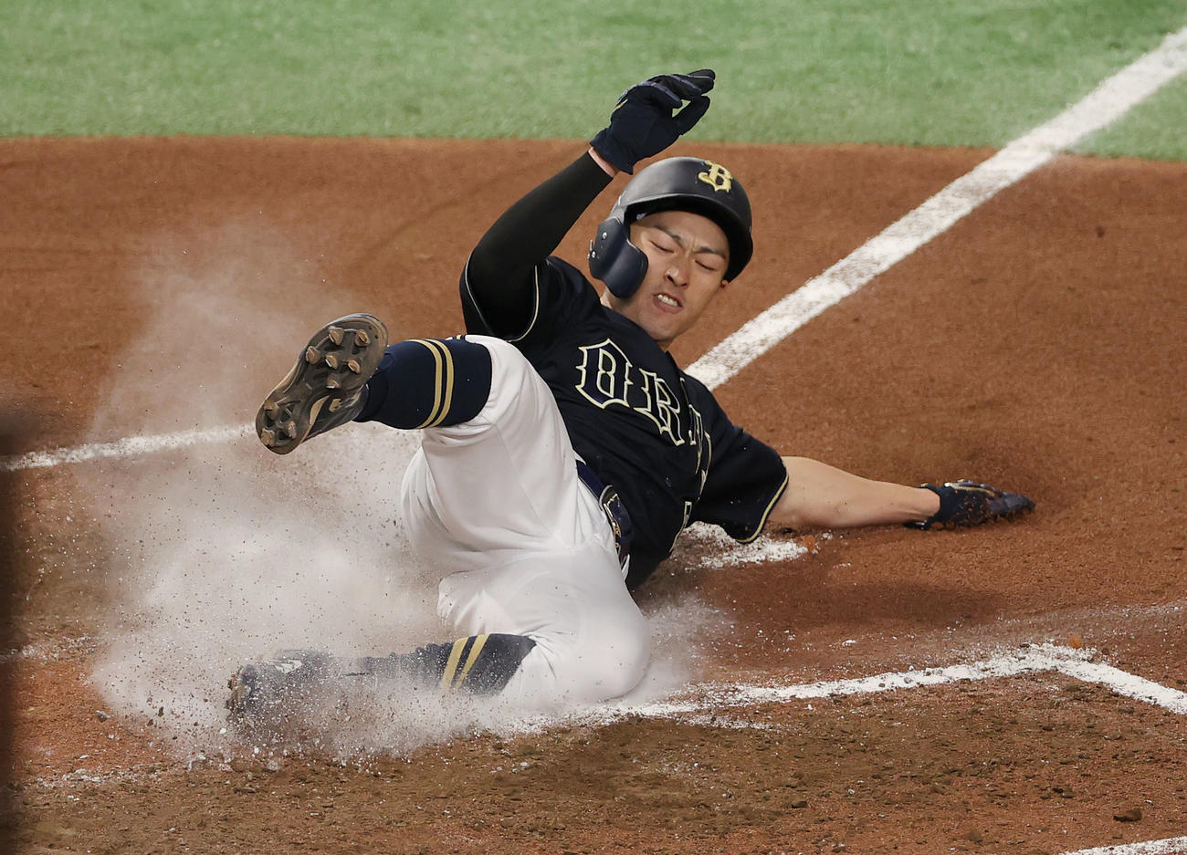 ヤクルト対オリックス　6回表オリックス2死一塁、宗の右前打の処理を右翼手サンタナがもたつく間に、一塁から生還する福田（撮影・前田充）