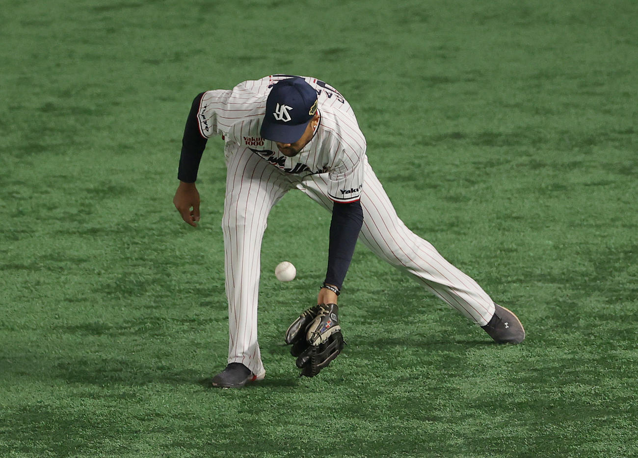 ヤクルト対オリックス　6回表オリックス2死一塁、宗の右前打をはじき適時失策する右翼手サンタナ（撮影・前田充）