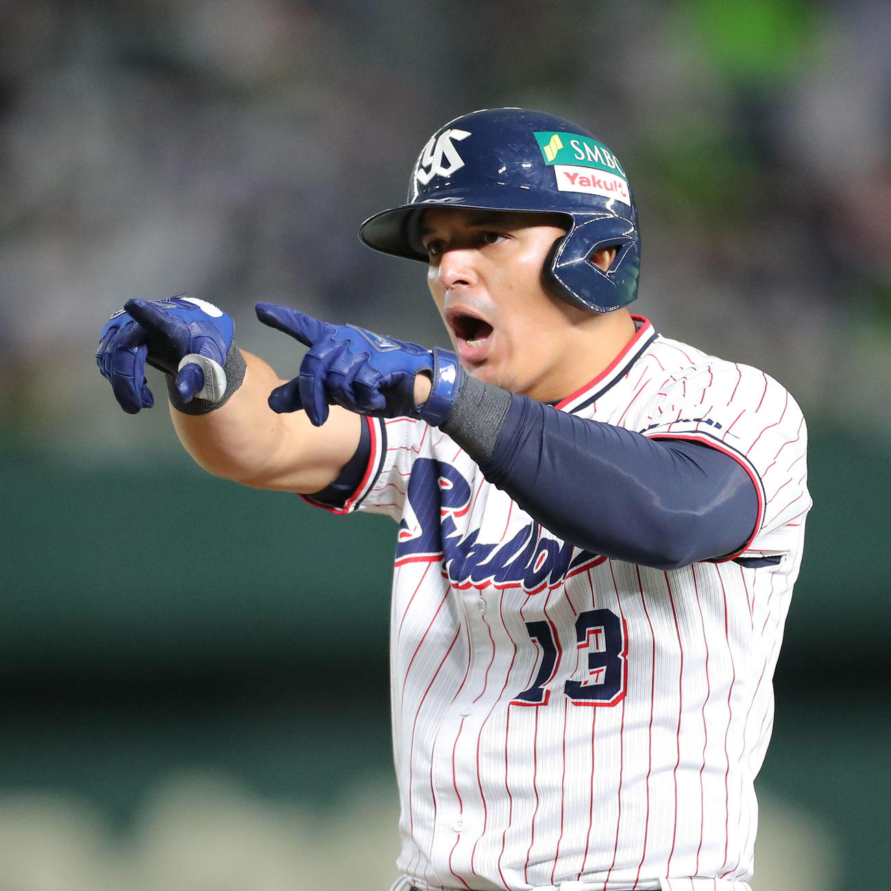 ヤクルト対オリックス　6回裏ヤクルト2死一、二塁、中前適時打を放ち、生還したサンタナを指差すオスナ（撮影・河田真司）