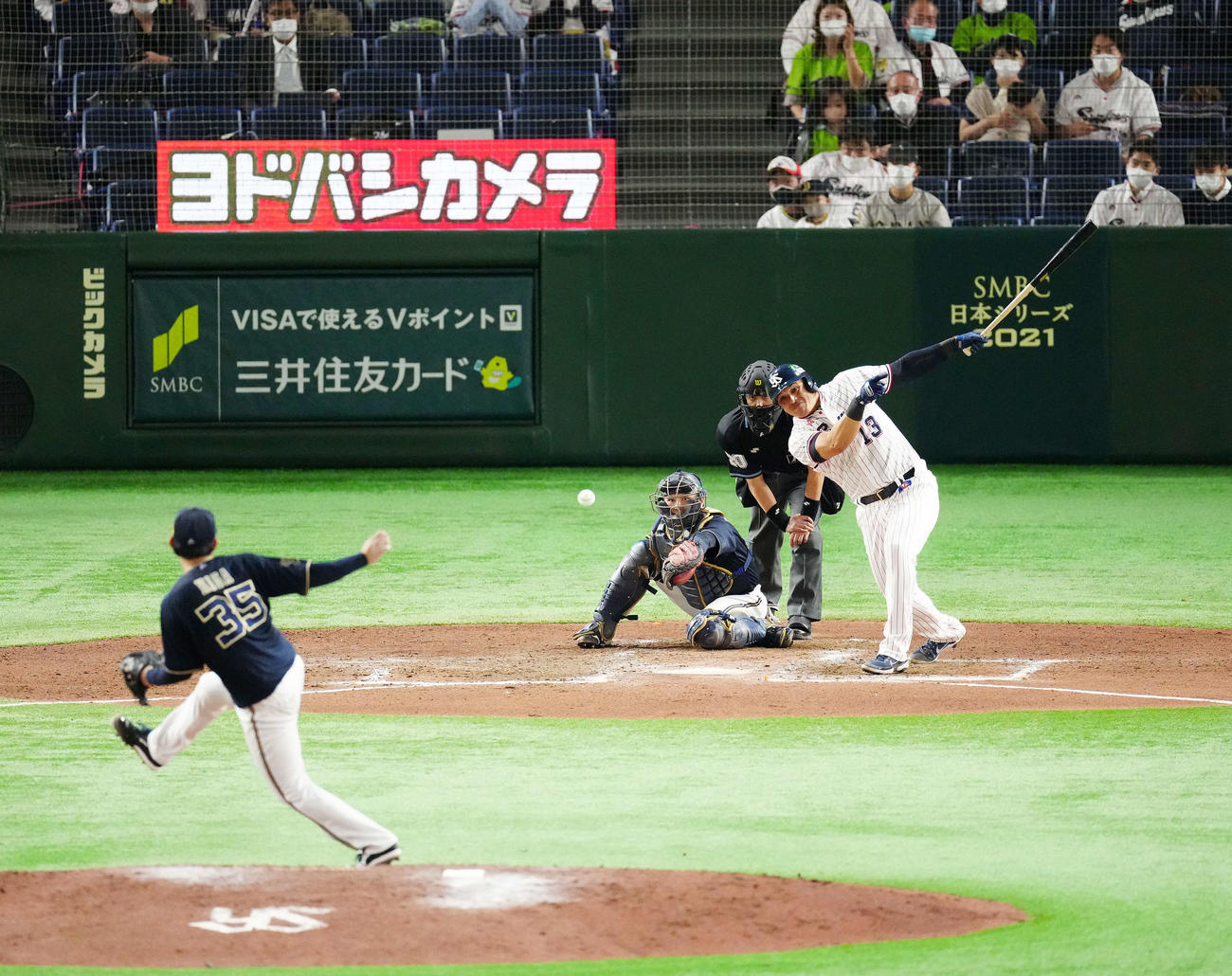 ヤクルト対オリックス　6回裏ヤクルト2死一、二塁、中前に勝ち越し適時打を放つオスナ。投手比嘉（撮影・江口和貴）