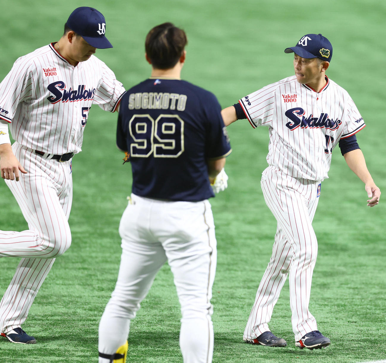 ヤクルト対オリックス　4回表オリックス2死、杉本（中央）を三直に仕留めタッチを交わす石川（右）と村上（撮影・垰建太）