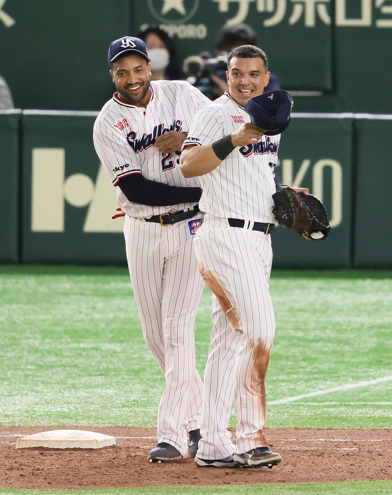 ヤクルト対オリックス　6回裏ヤクルト2死一、二塁、中前適時打を放ったオスナ（右）はサンタナの祝福に笑顔（撮影・足立雅史）