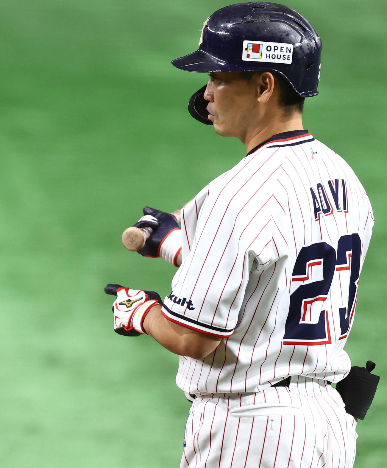 ヤクルト対オリックス　7回裏ヤクルト2死、死球を受けたかに見えたがバットに当たったことを自ら球審に伝える青木（撮影・垰建太）