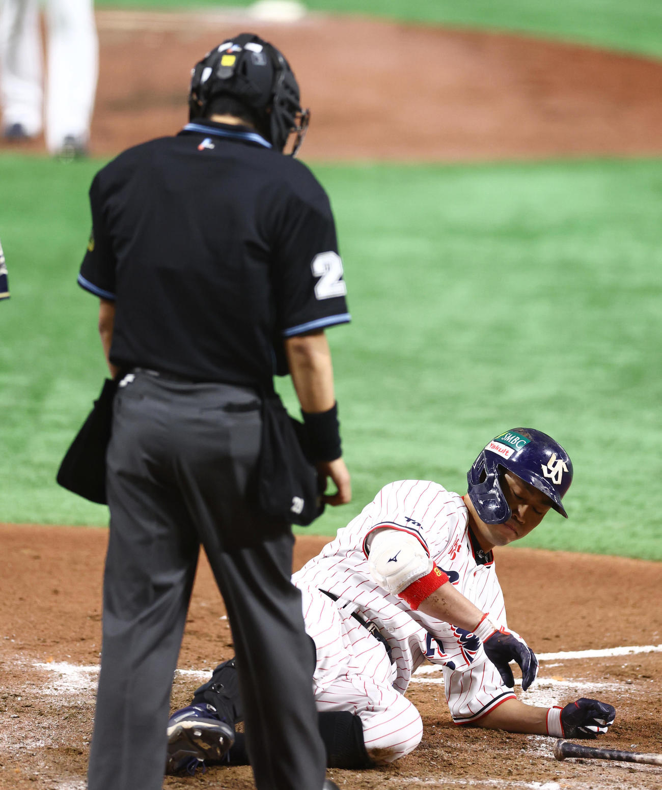 ヤクルト対オリックス　7回裏ヤクルト2死、投球を避け倒れ込む青木（撮影・垰建太）