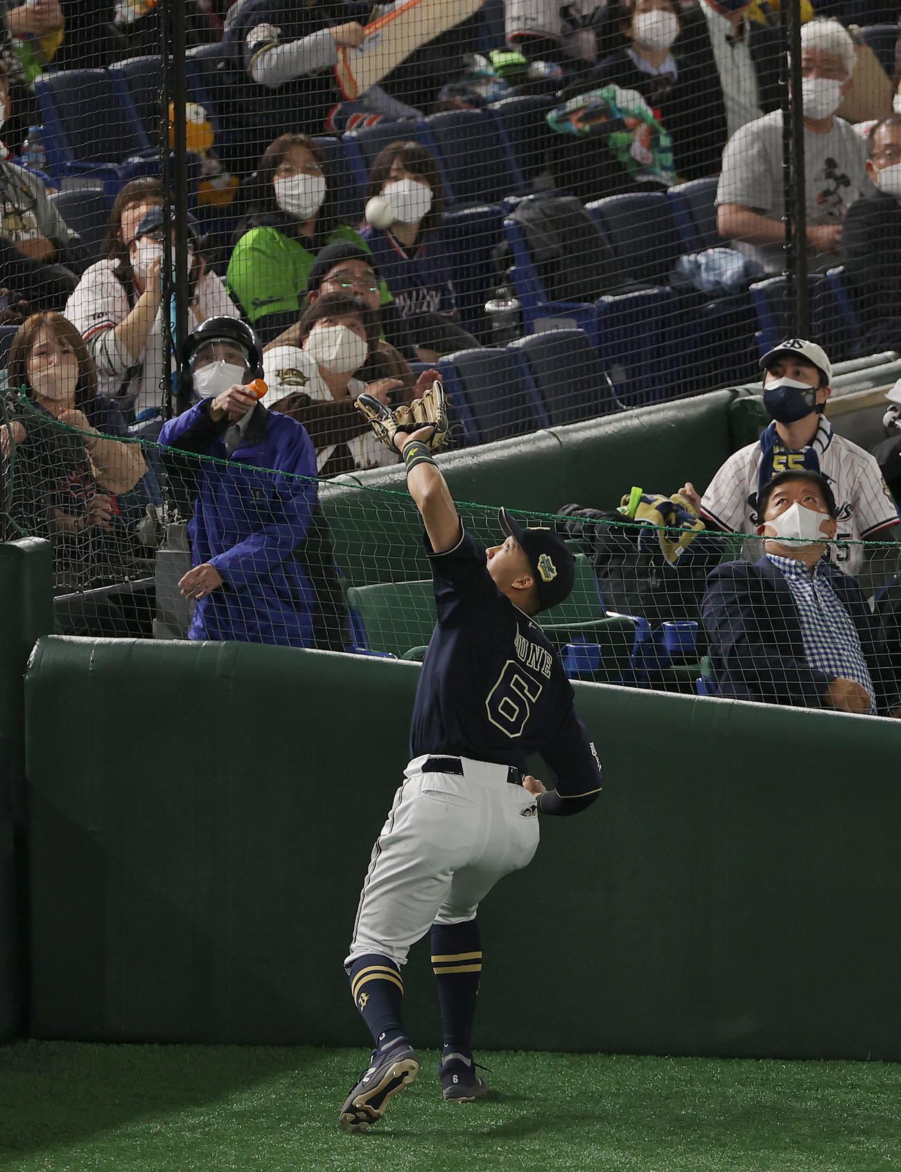 日本シリーズ第4戦　ヤクルト対オリックス　8回裏ヤクルト1死、村上宗隆の邪飛を捕球する三塁手宗佑磨（撮影・前田充）