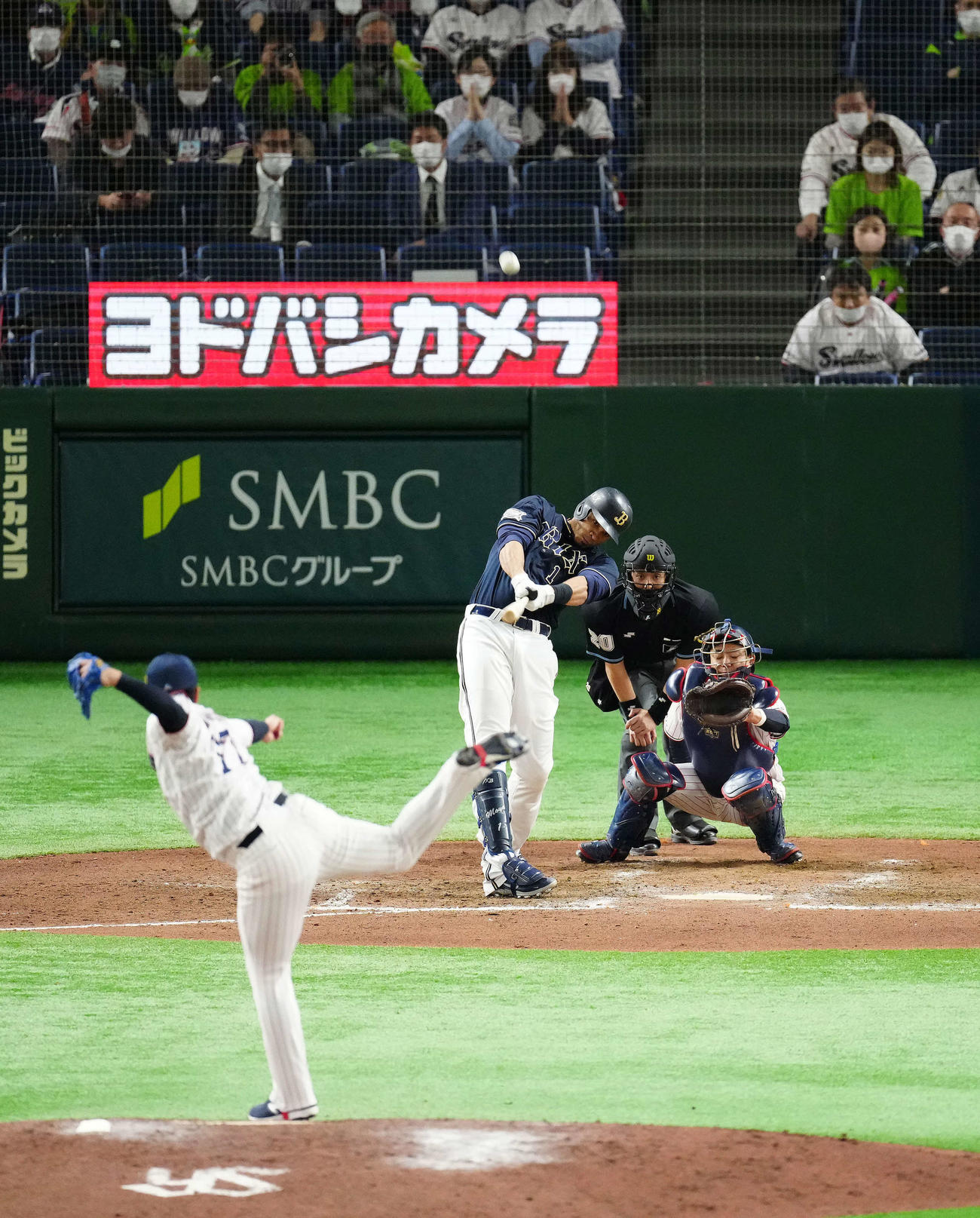 ヤクルト対オリックス　8回表オリックス1死、打球が天井に当たり内野安打となったモヤ（撮影・江口和貴）