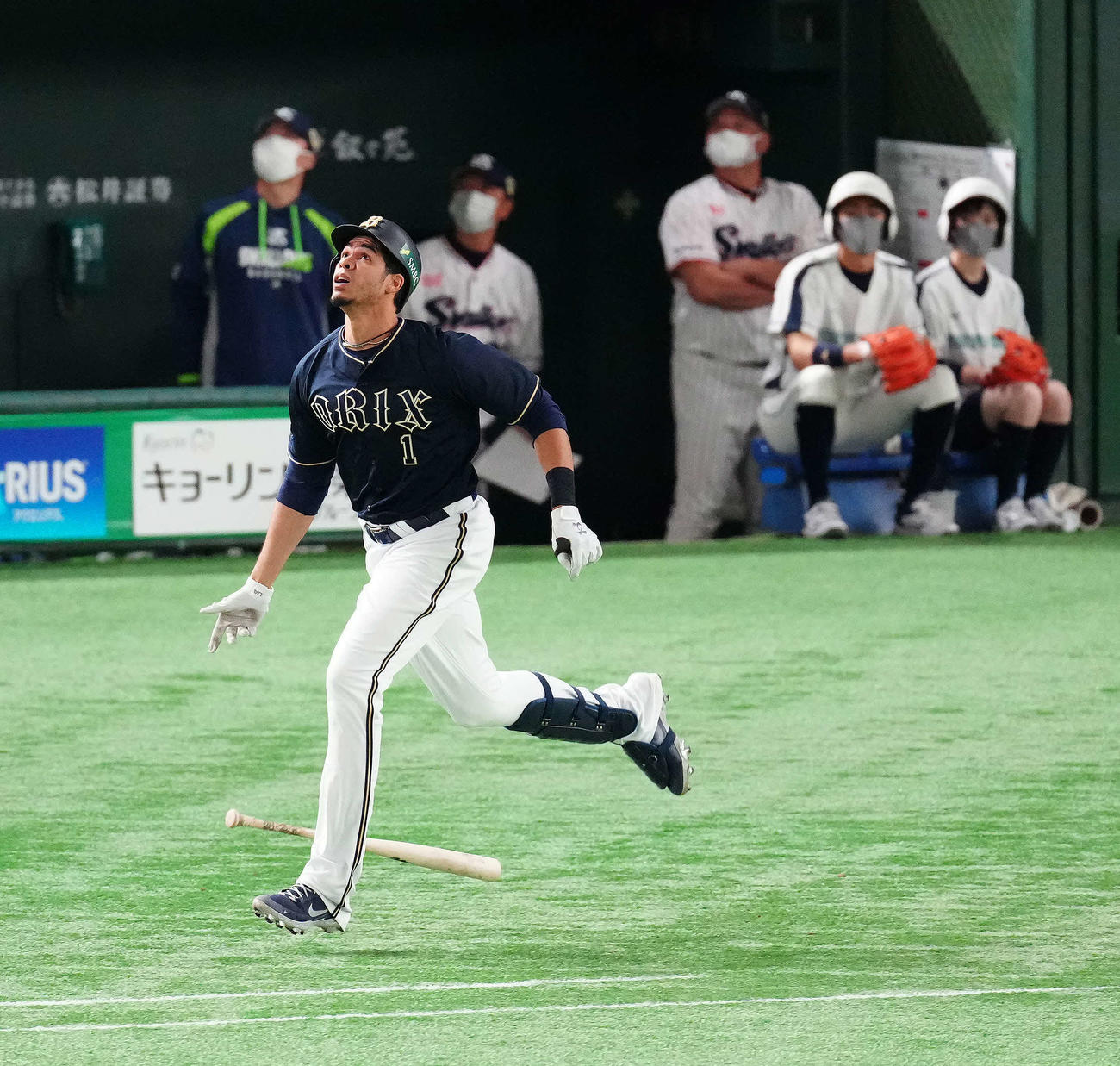 ヤクルト対オリックス　8回表オリックス1死、打球が天井に当たり内野安打となったモヤ（撮影・江口和貴）