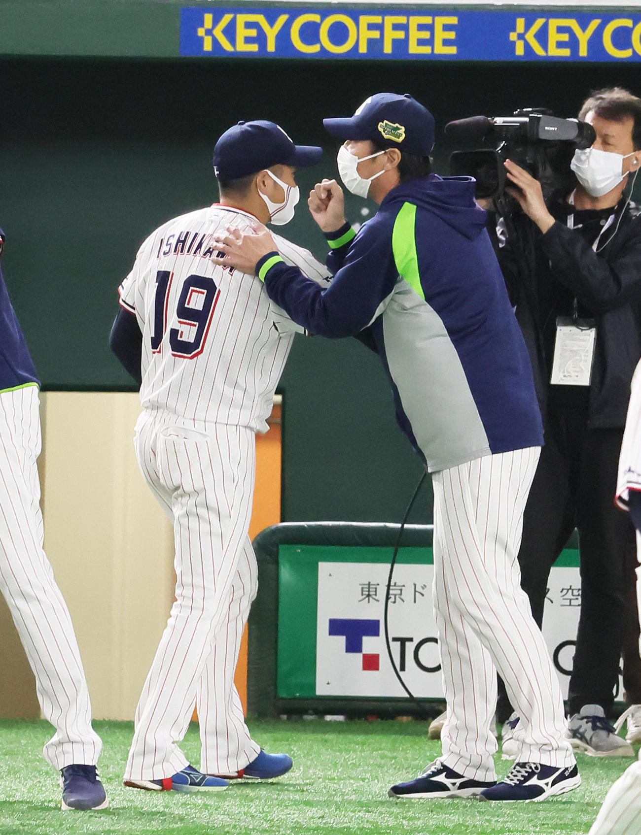 ヤクルト対オリックス　勝利を挙げたヤクルト石川（左）を迎える高津監督（撮影・足立雅史）