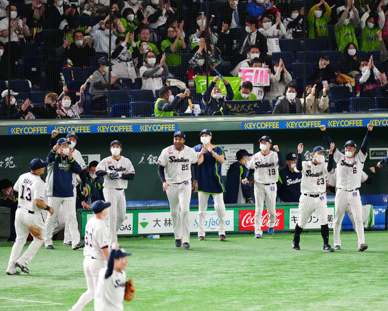 ヤクルト対オリックス　オリックスに勝利し優勝に王手とし歓喜するヤクルトの選手たち。手前右から3人目はガッツポーズする石川（撮影・江口和貴）