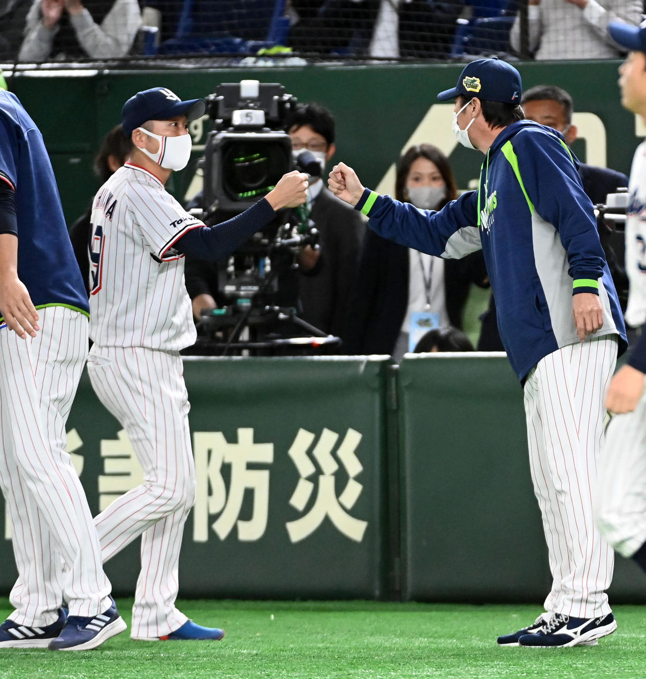 ヤクルト対オリックス　石川（左）を祝福する高津監督（撮影・前岡正明）