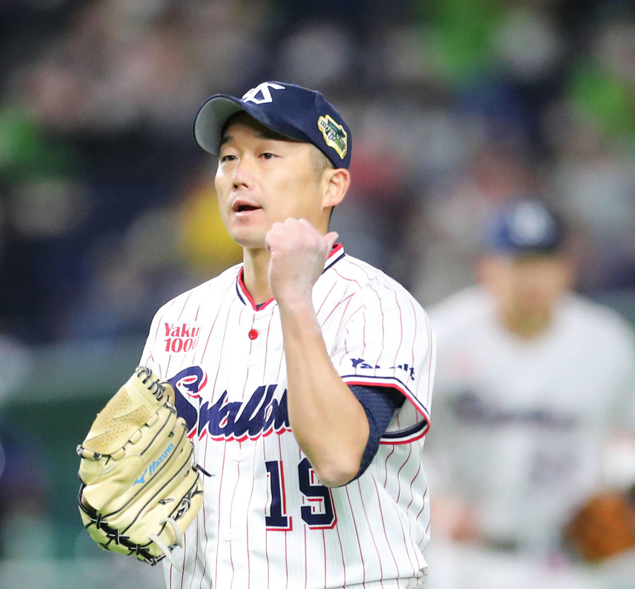 ヤクルト対オリックス　6回表を抑え、ガッツポーズするヤクルト石川（撮影・河田真司）