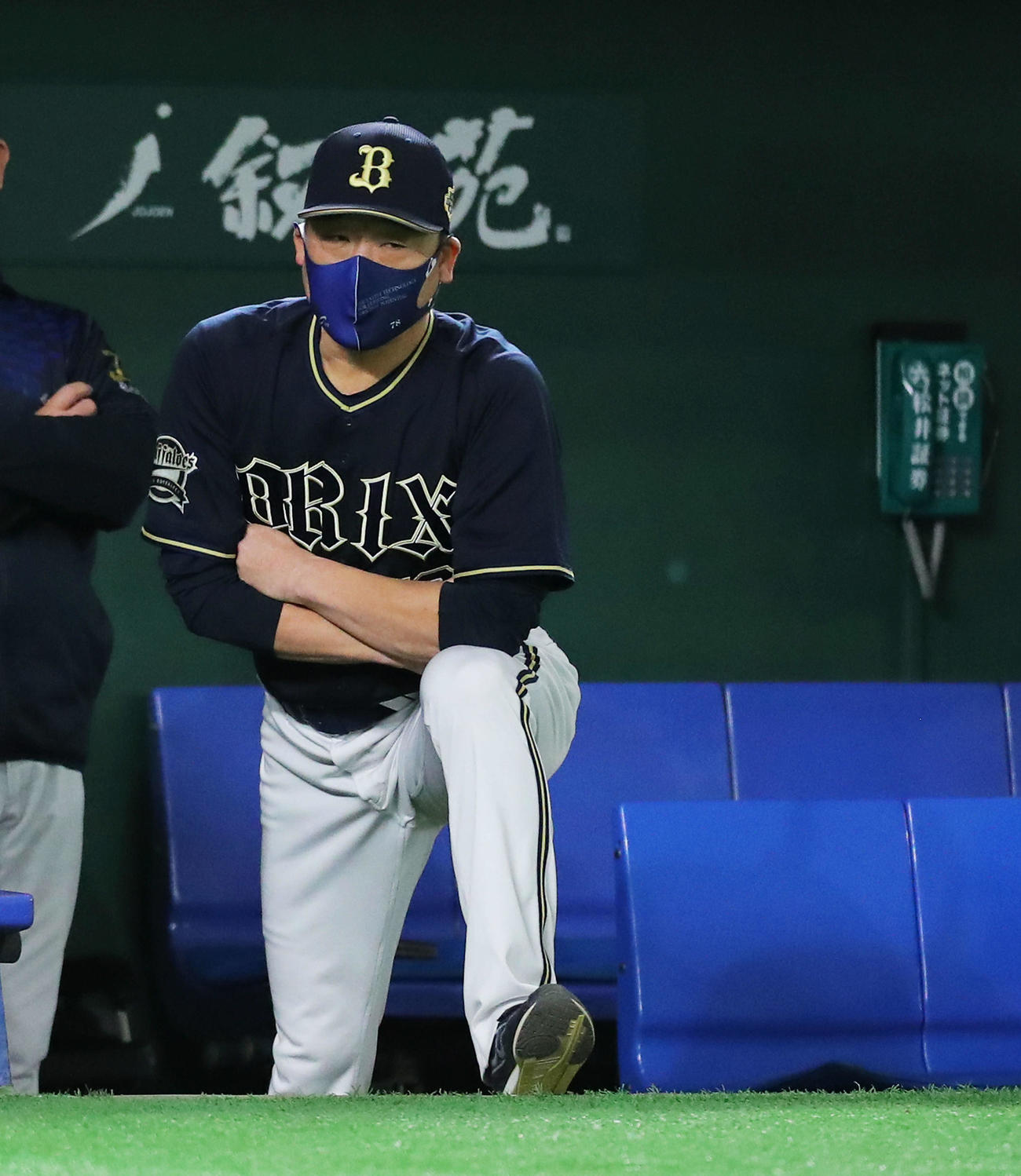 ヤクルト対オリックス　9回表、戦況を見つけるオリックス中嶋監督（撮影・河田真司）