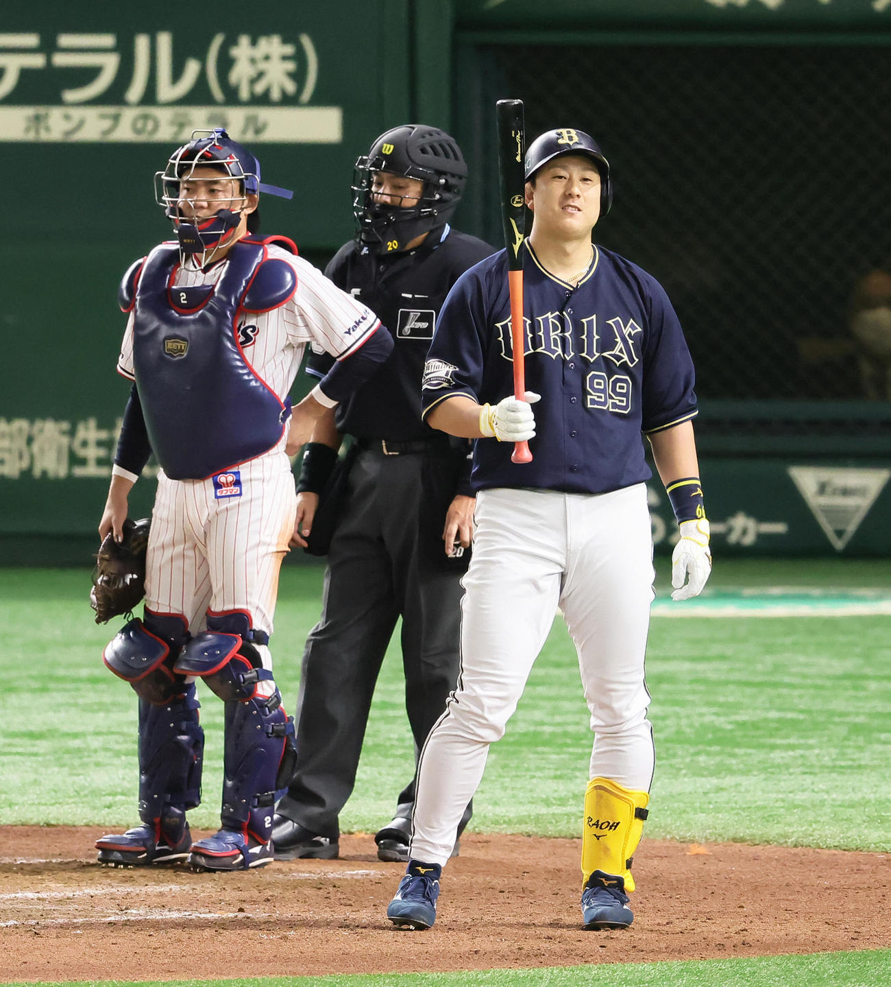 ヤクルト対オリックス　9回表オリックス1死一塁、見逃した球がストライク判定となり納得のいかない様子を見せる杉本（撮影・足立雅史）