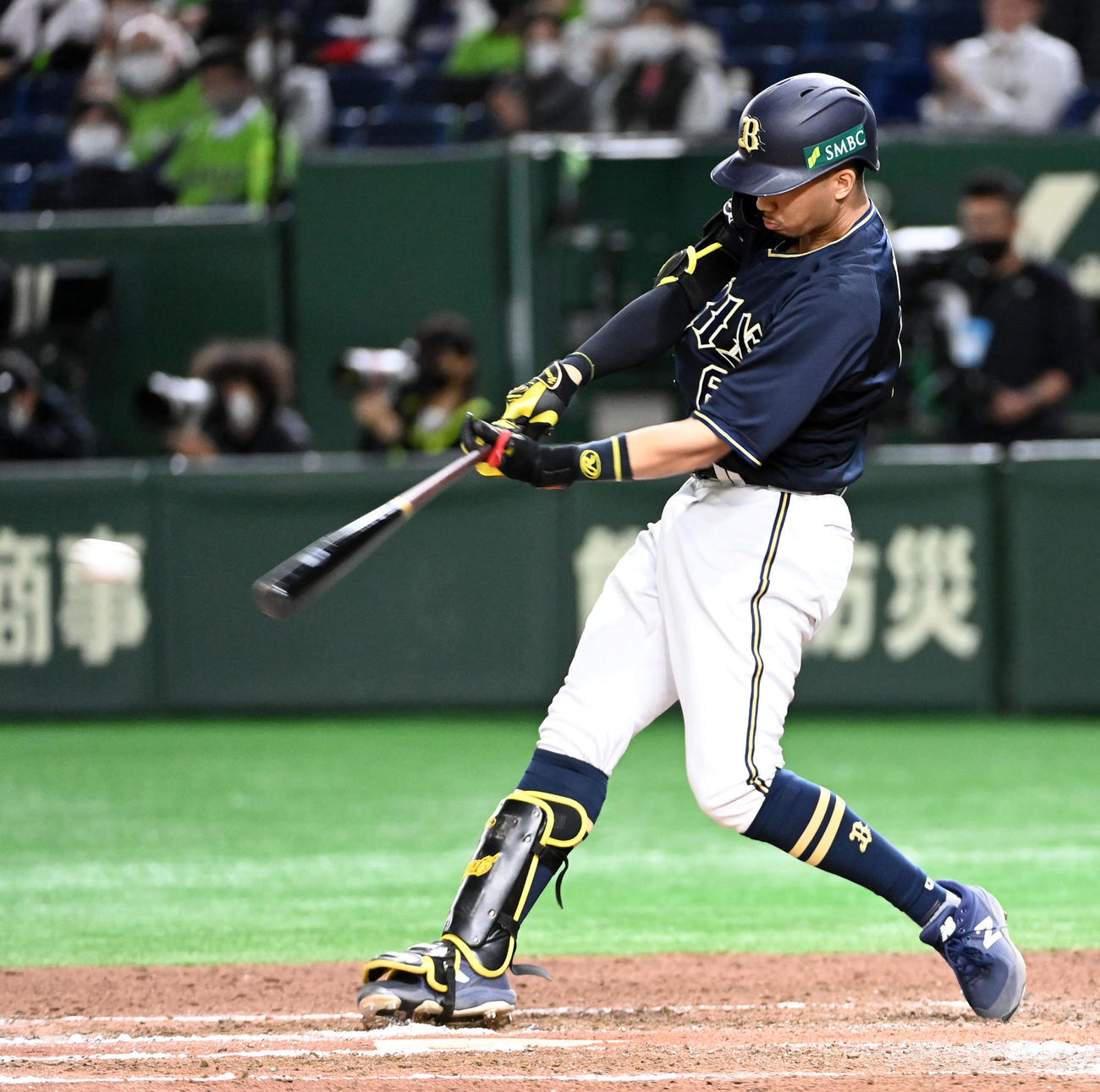ヤクルト対オリックス　6回表オリックス2死一塁、宗は右前打を放つ（撮影・前岡正明）