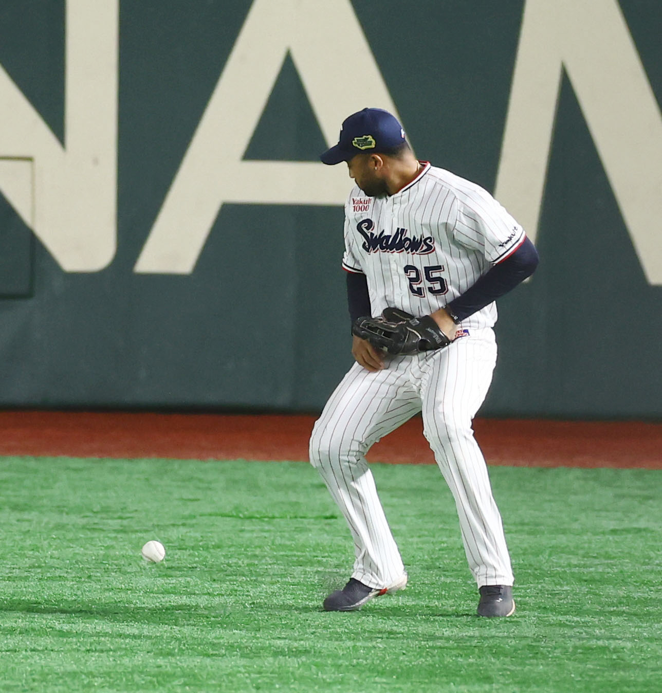 ヤクルト対オリックス　6回表オリックス2死一塁、宗の打球を逸らすサンタナ（撮影・垰建太）