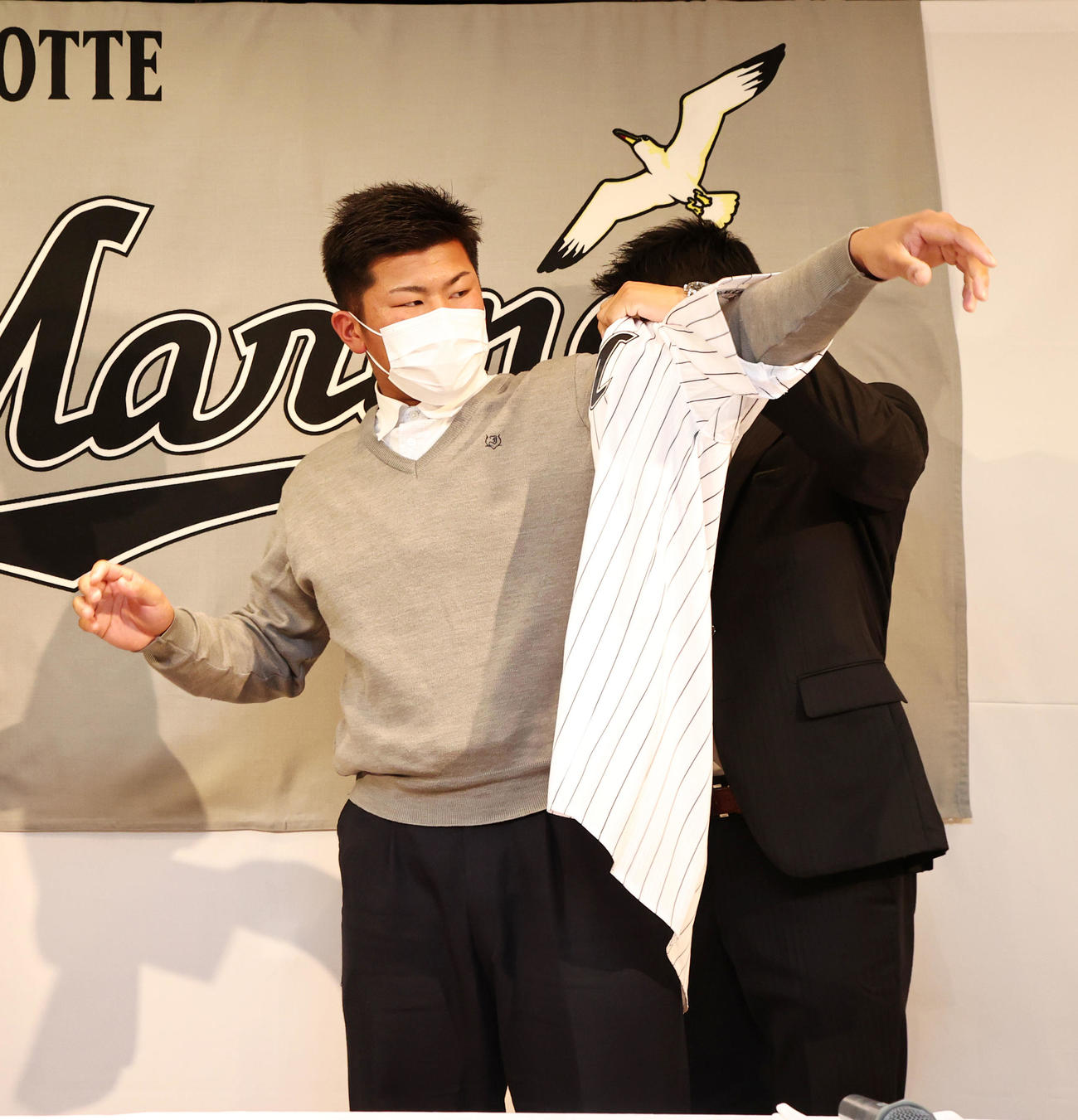 契約交渉を終えたロッテドラフト1巡目指名の松川はユニホームに袖を通す（撮影・加藤哉）