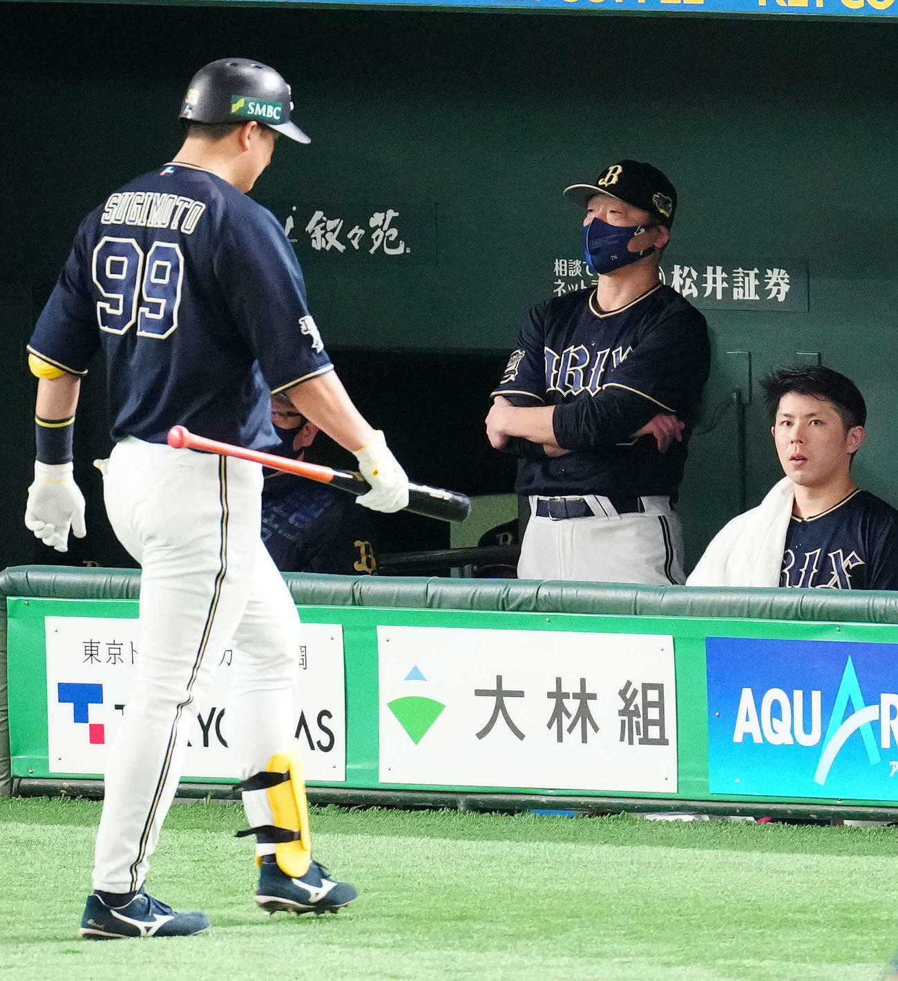 ヤクルト対オリックス　7回表オリックス無死、杉本（手前）が空振り三振に倒れベンチで厳しい表情の中嶋監督（撮影・江口和貴）