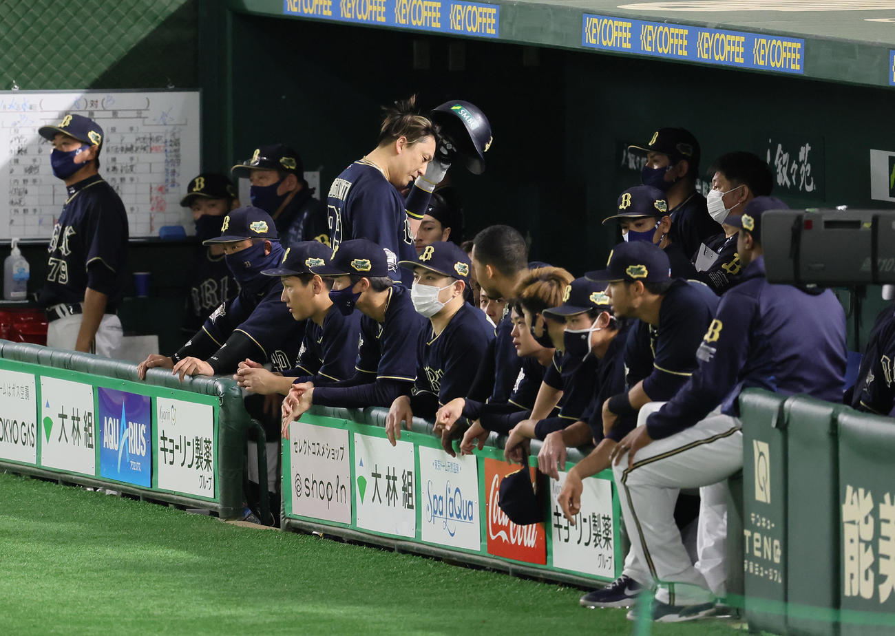 ヤクルト対オリックス　9回表オリックス1死一塁、遊ゴロに倒れた杉本（後方中央）（撮影・足立雅史）