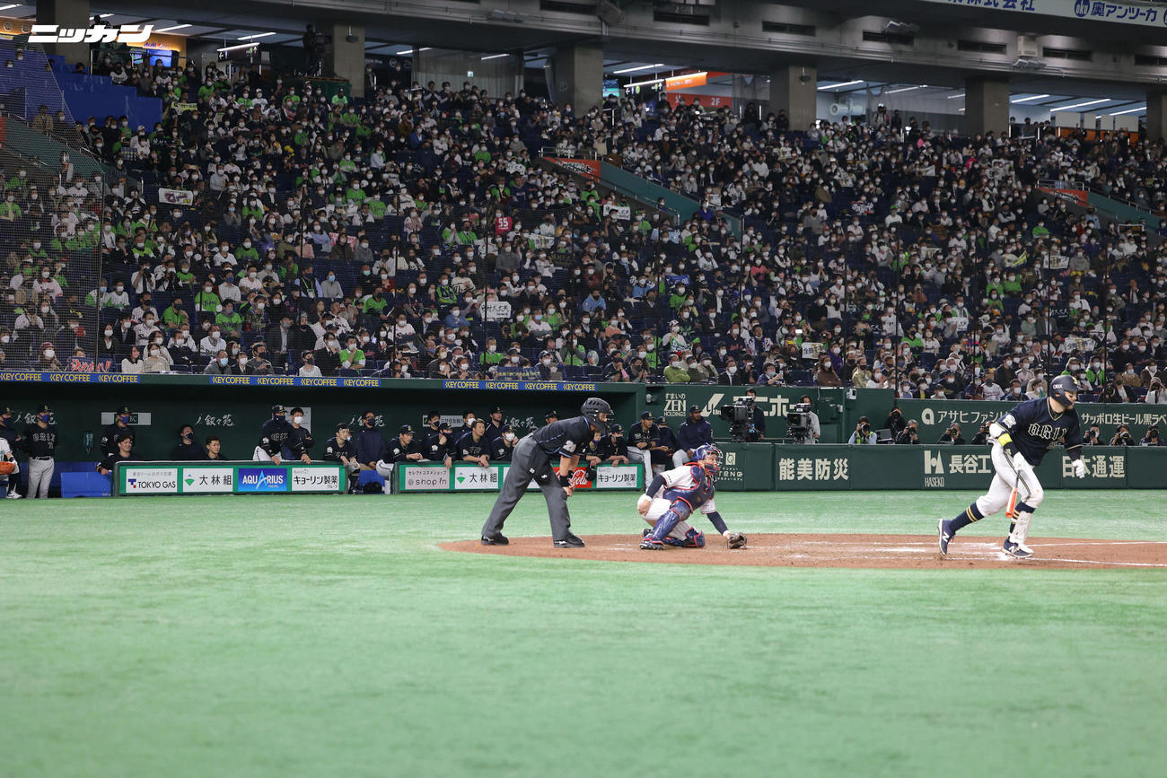 ヤクルト対オリックス　9回表オリックス2死二塁、一ゴロに倒れるT－岡田（右）（撮影・河田真司）