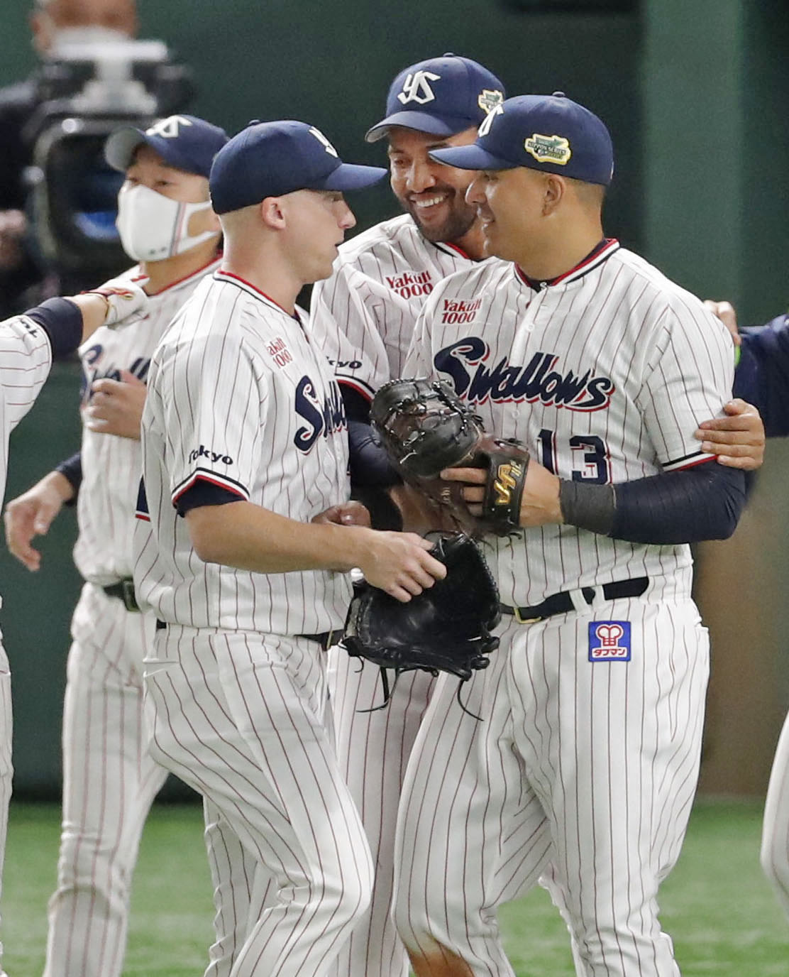 オリックスに3連勝し、喜ぶヤクルトの（右から）オスナ、サンタナ、マクガフ。左端は先発した石川（共同）