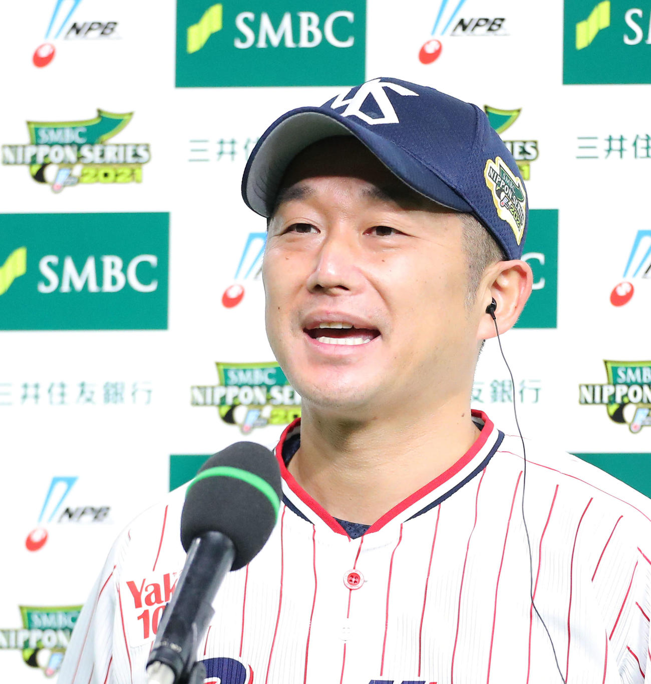 ヤクルト対オリックス　日本シリーズ初勝利を挙げ、インタビューに答えるヤクルト石川（撮影・河田真司）