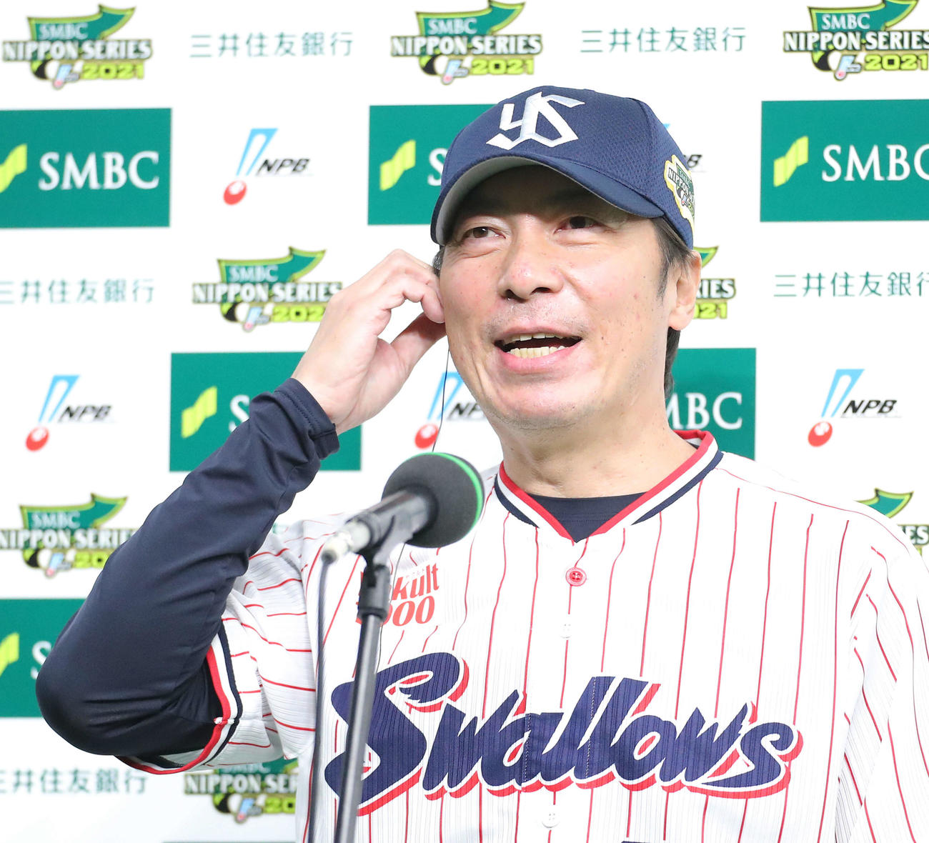 ヤクルト対オリックス　オリックスに勝利し、笑顔でインタビューに答えるヤクルト高津監督（撮影・河田真司）