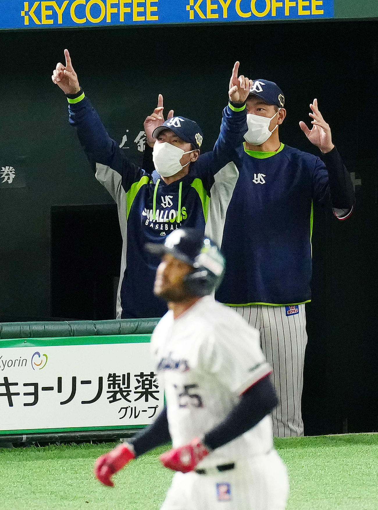 ヤクルト対オリックス　2回裏ヤクルト無死、サンタナ（手前）が先制ソロ本塁打を放ち、ベンチで指を突き上げる高津監督（左）（撮影・江口和貴）