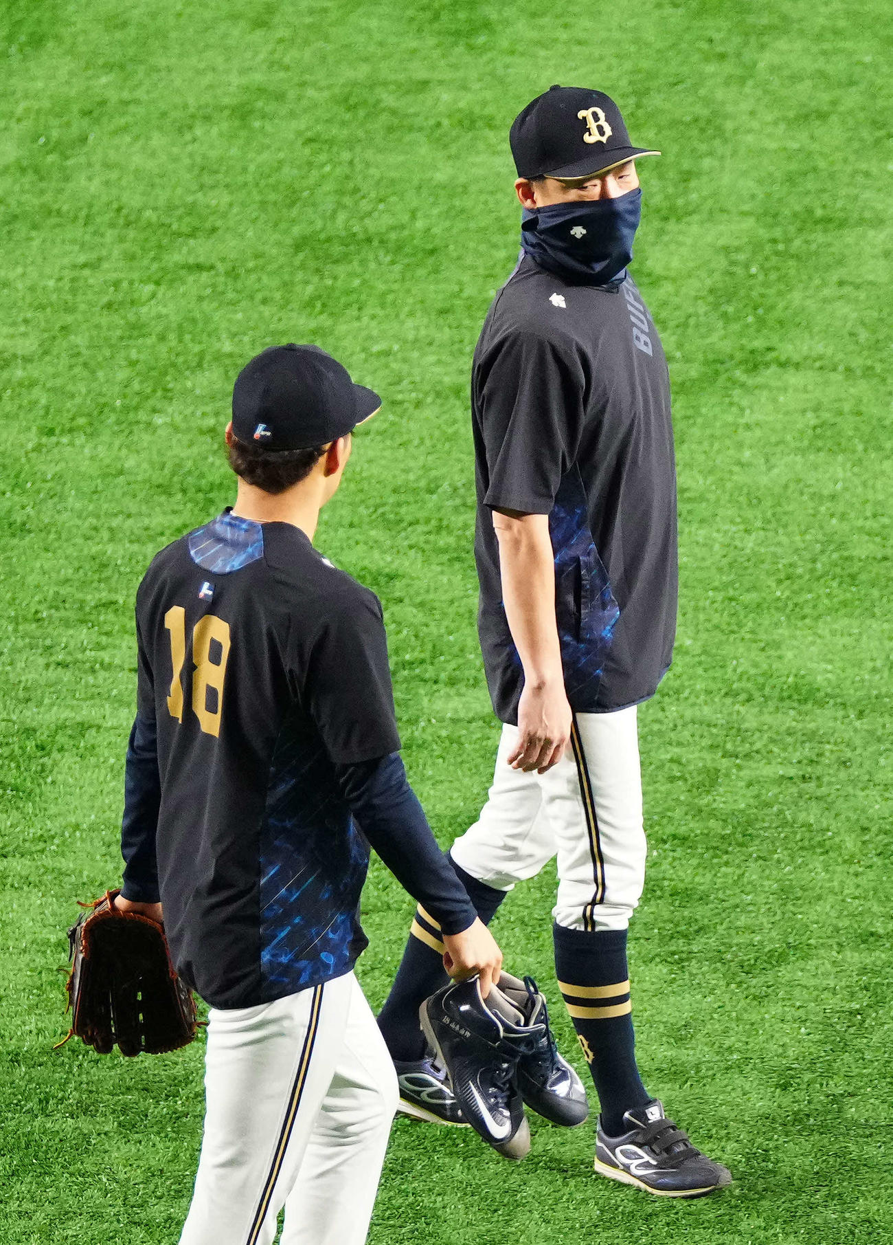ヤクルト対オリックス　試合前練習中、オリックス山本（左）と言葉をかわす中嶋監督（撮影・江口和貴）