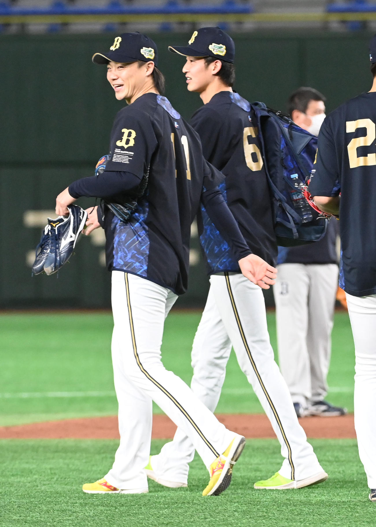 練習に向かう山崎福、右は山崎颯（撮影・前岡正明）