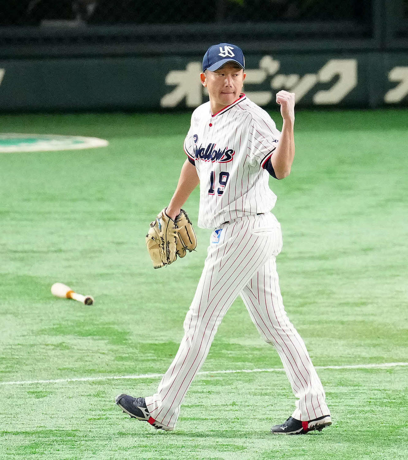 ヤクルト対オリックス　6回表オリックス2死一塁、吉田正を二飛に仕留め拳を握る石川（撮影・江口和貴）