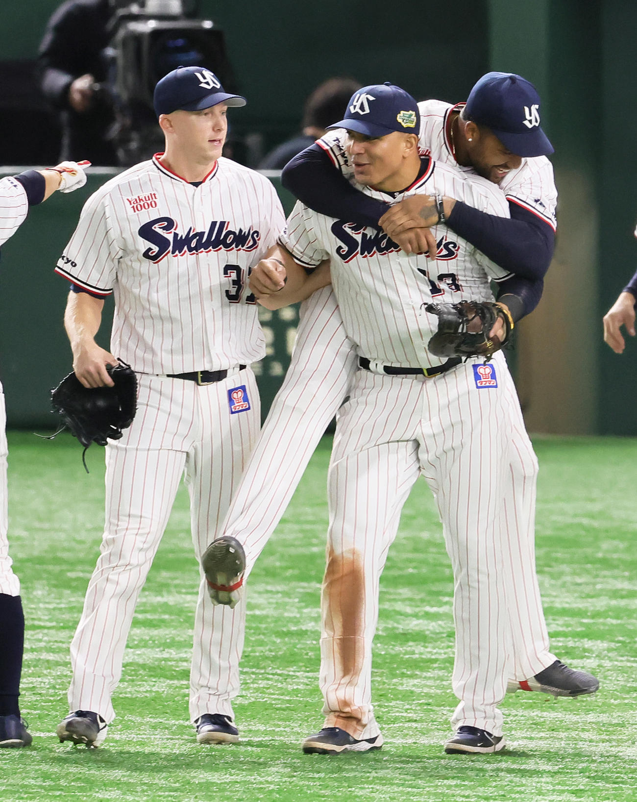 ヤクルト対オリックス　勝利し喜ぶヤクルトの、左からマクガフ、オスナ、サンタナ（撮影・足立雅史）