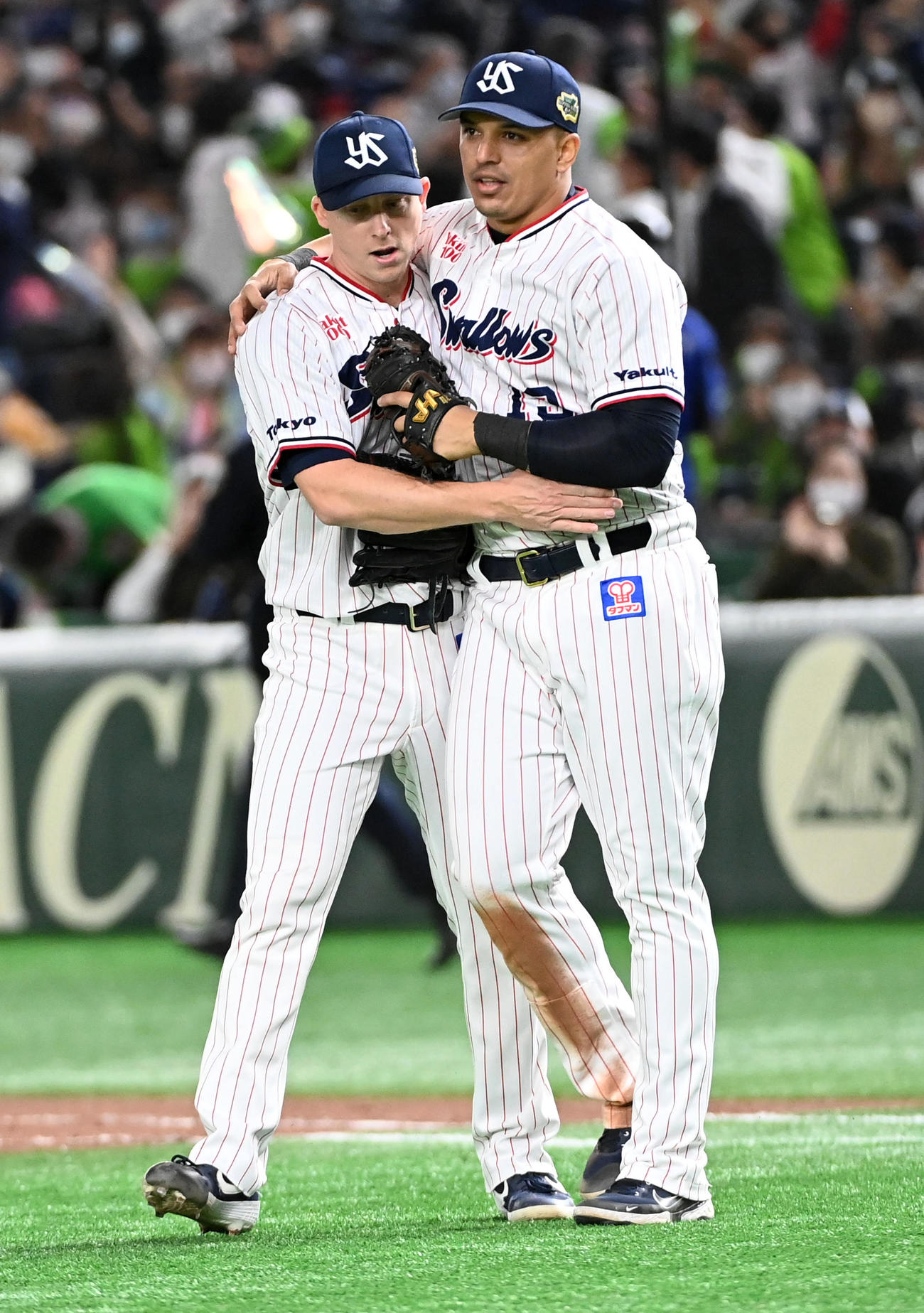 ヤクルト対オリックス　9回を締めくくったマクガフ（左）はオスナの祝福を受ける（撮影・前岡正明）