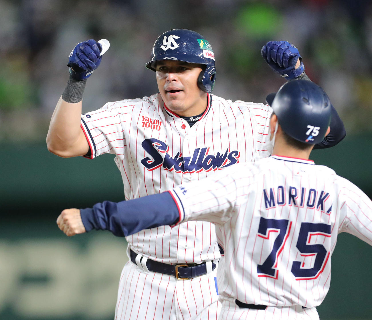 ヤクルト対オリックス　6回裏ヤクルト2死一、二塁、中前適時打を放ちガッツポーズするオスナ（撮影・河田真司）