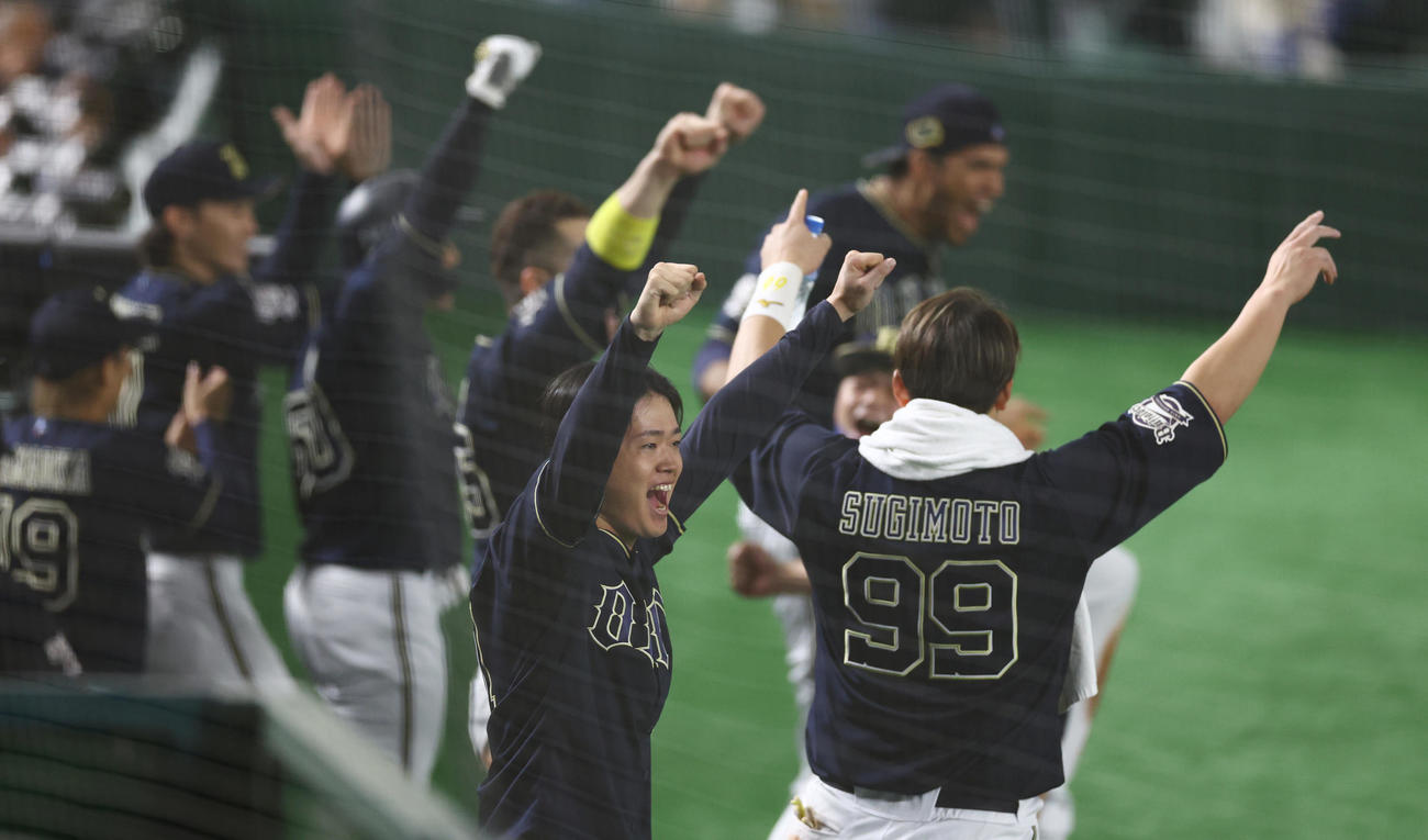 ヤクルト対オリックス　9回表オリックス無死、ジョーンズにソロ本塁打に大盛り上がりの太田（手前）らナイン（撮影・垰建太）