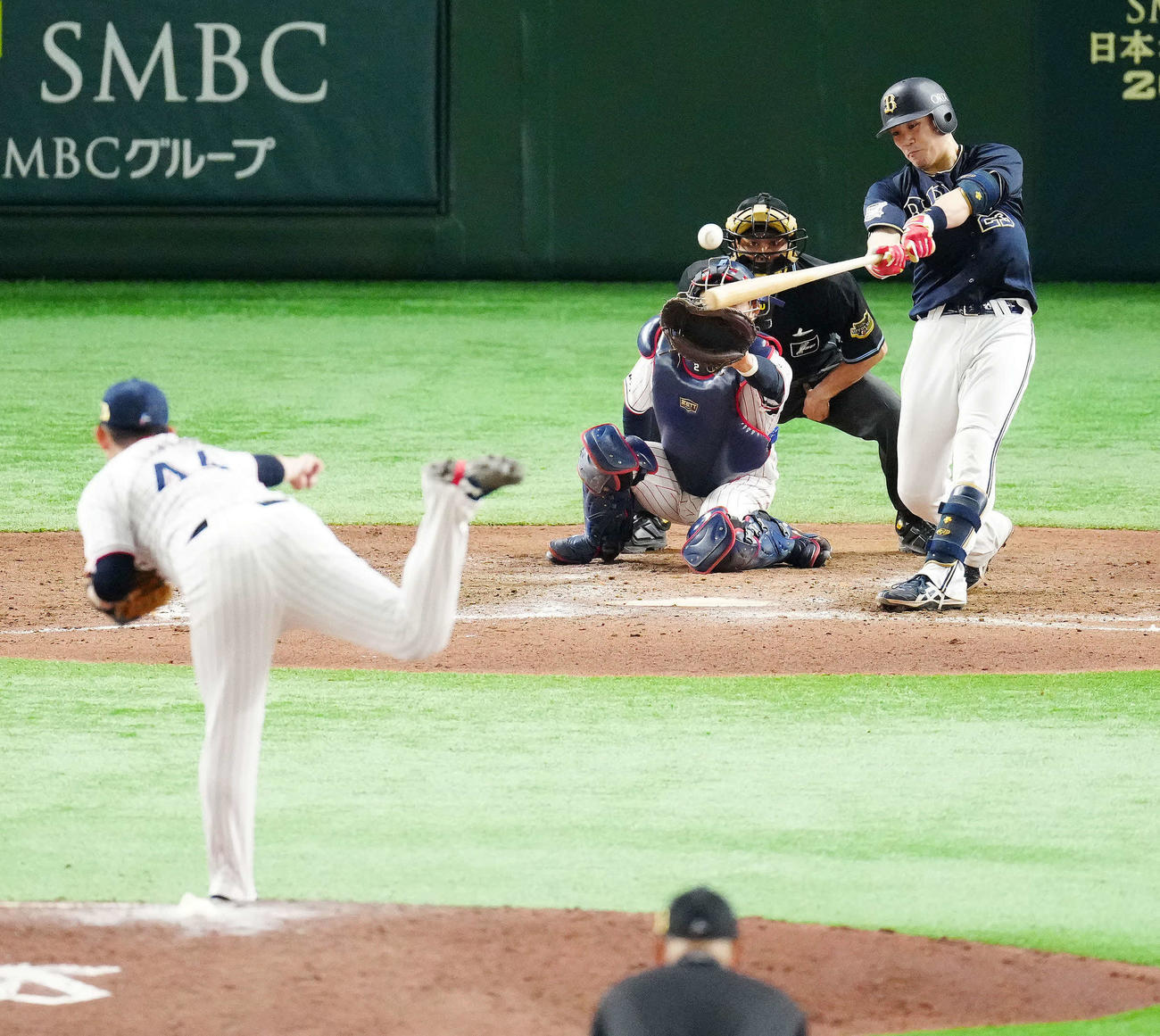 ヤクルト対オリックス　8回表オリックス2死一塁、左中間へ適時二塁打を放つ伏見。投手大西（撮影・江口和貴）